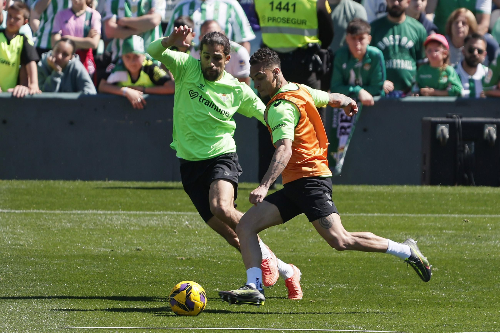 Las imágenes del gran ambiente en el entrenamiento del Betis