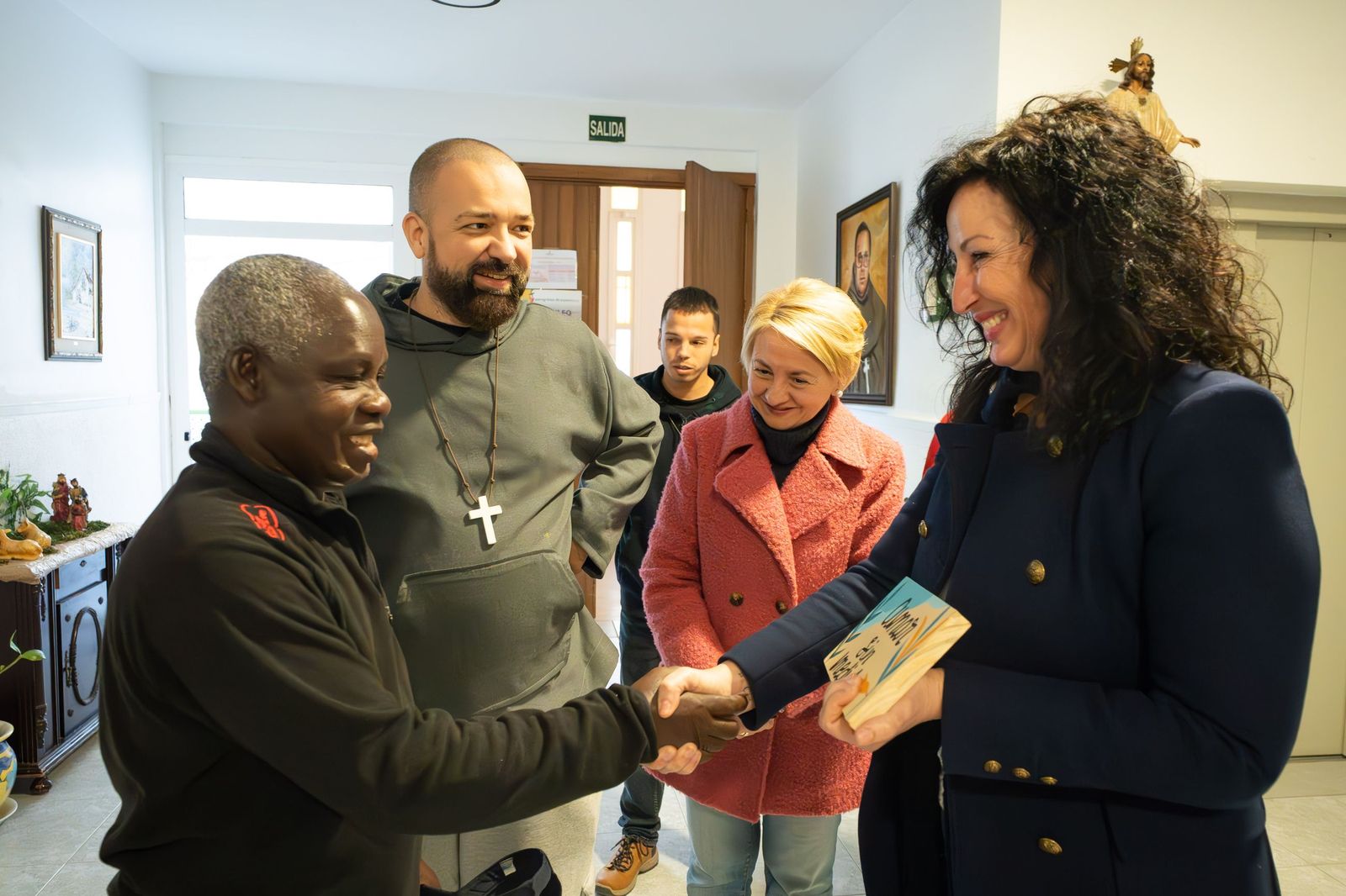 La alcaldesa felicita la Navidad al personal del Centro de Acogida y a los turnos de guardia de Bomberos y Policía Loca