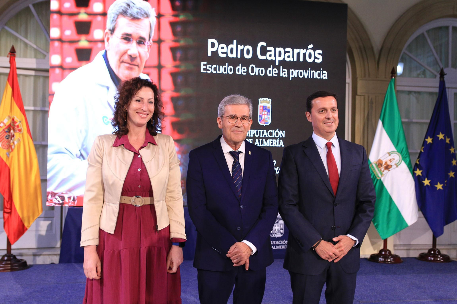 La diputación impone el Escudo de la Provincia a Pedro Caparrós