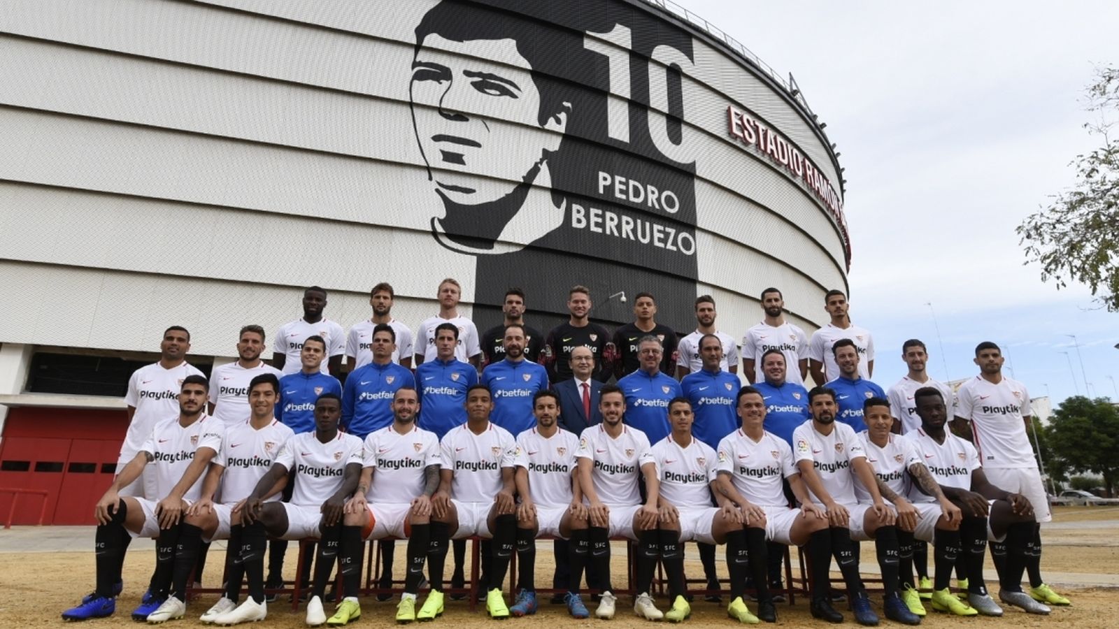 El Sevilla recuerda a Berruezo en su foto oficial
