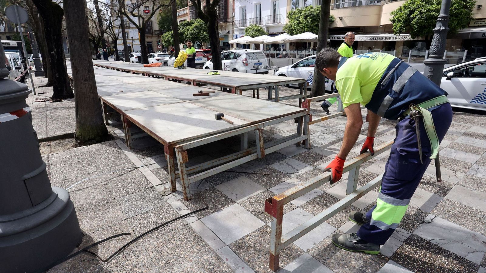Montaje de los palcos de Semana Santa, el año pasado en la Alameda Cristina de Jerez.