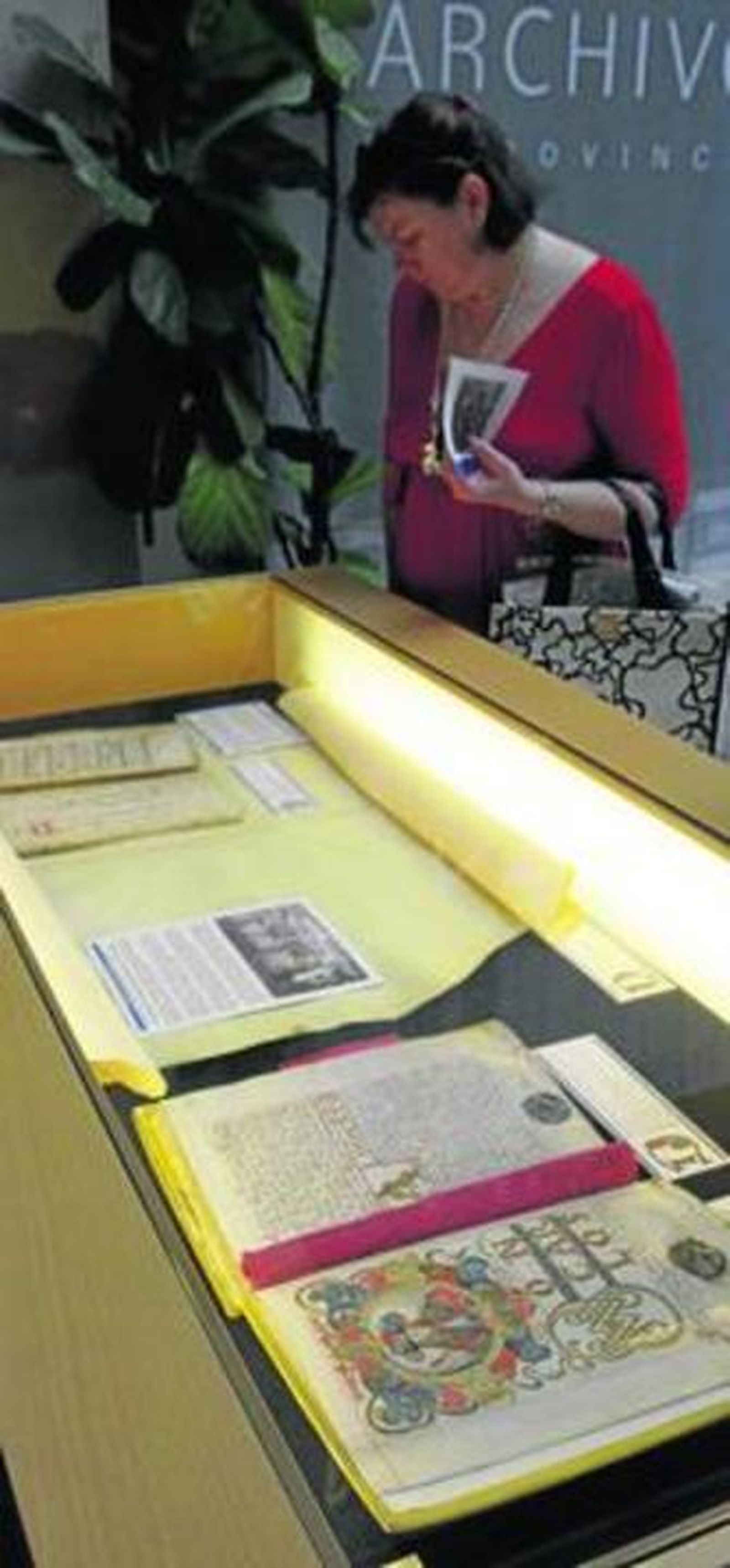 Un pergamino de 1699 en el Archivo Histórico Provincial.