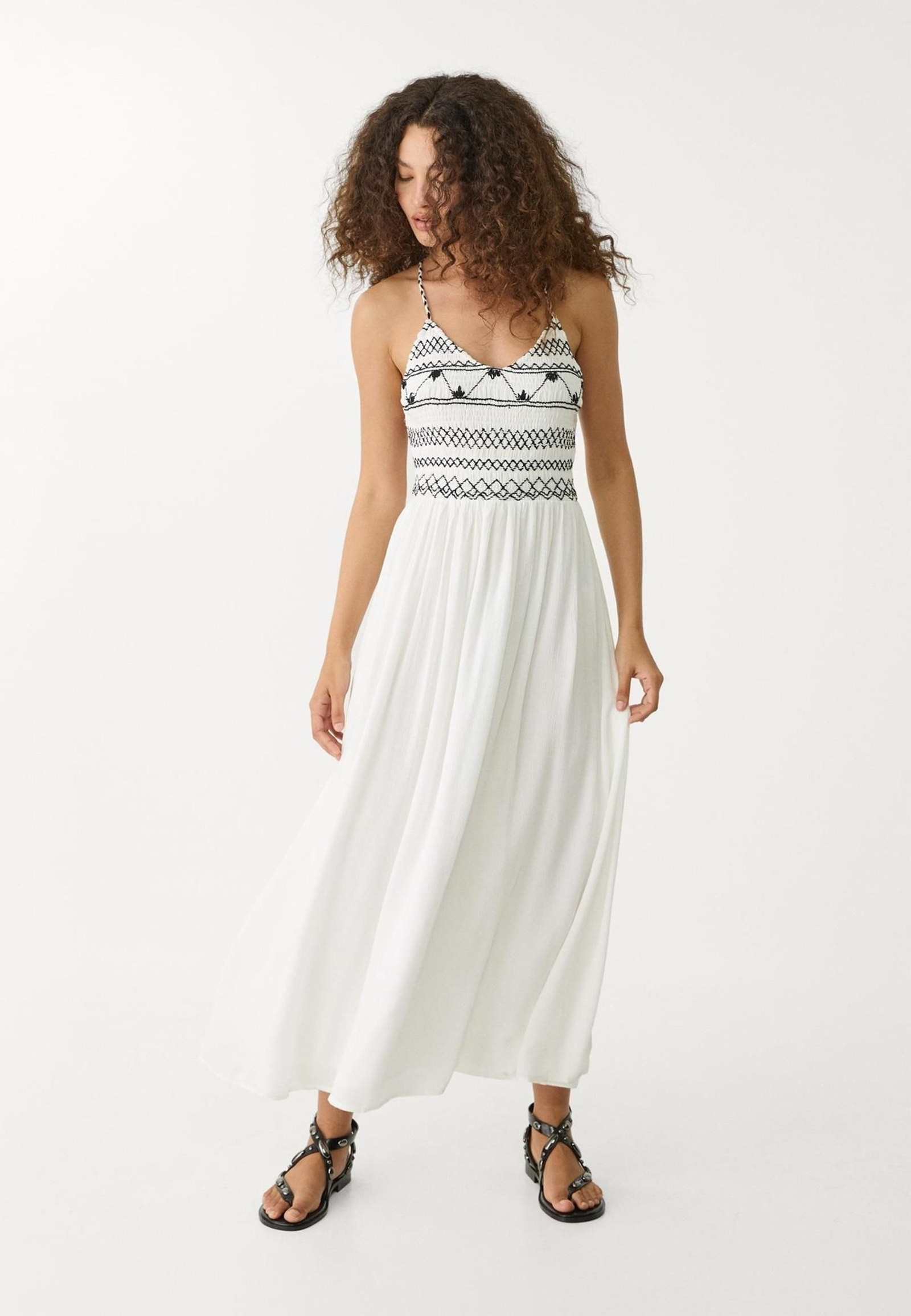 Vestido bordado de Stradivarius. Vestido bordado de Stradivarius.
