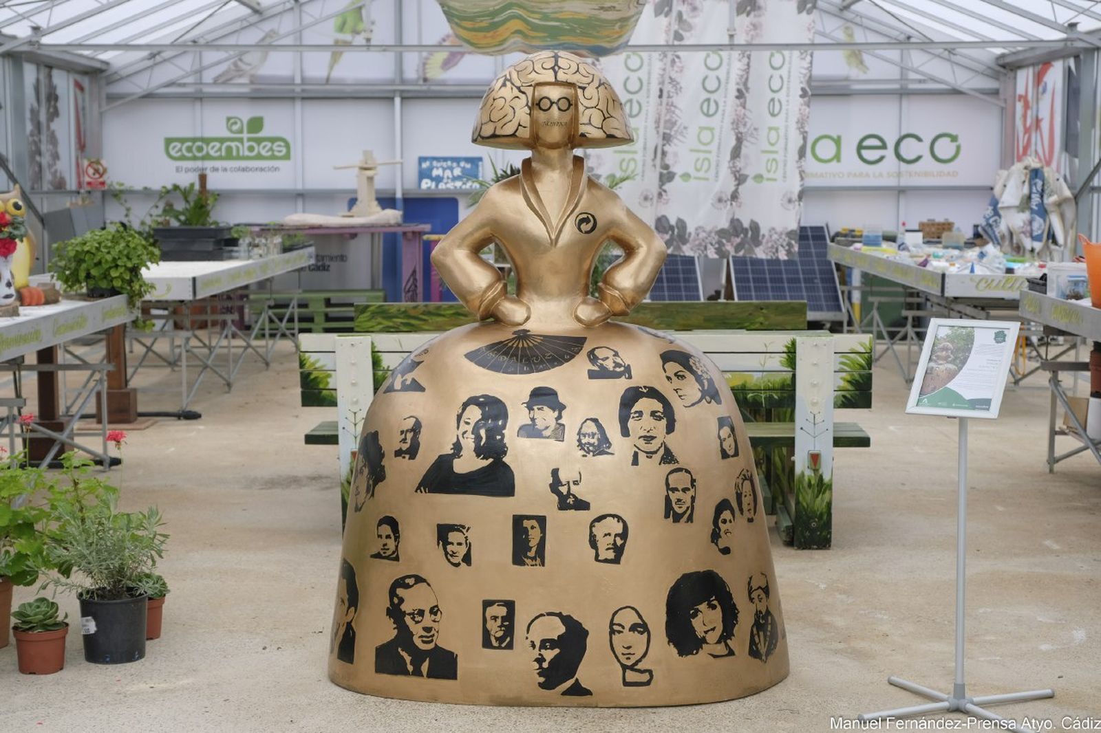 La Ecomenina que ha recibido Cádiz por su compromiso con el reciclaje de vidrio.