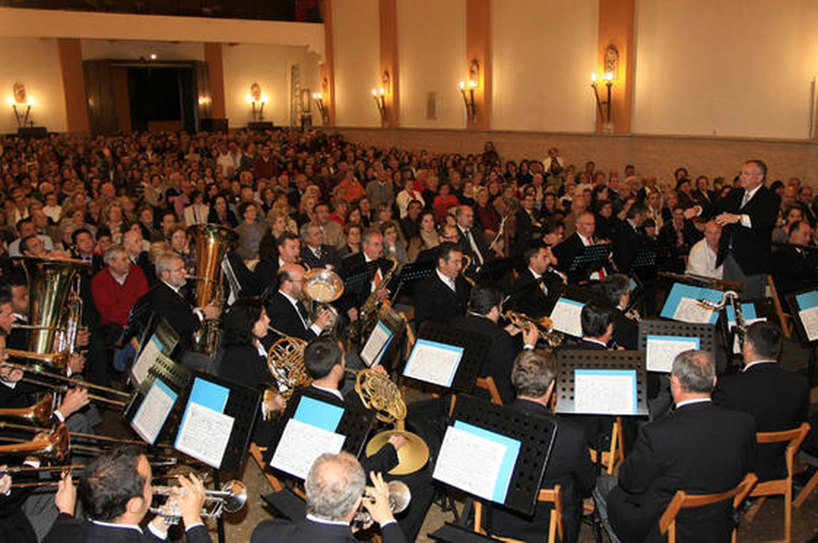 Arcángel, Argentina y Pepe 'El Marismeño' cantan la disertación del jefe de Cultura de 'Huelva Información', Eduardo Sugrañes. / Alberto Domínguez