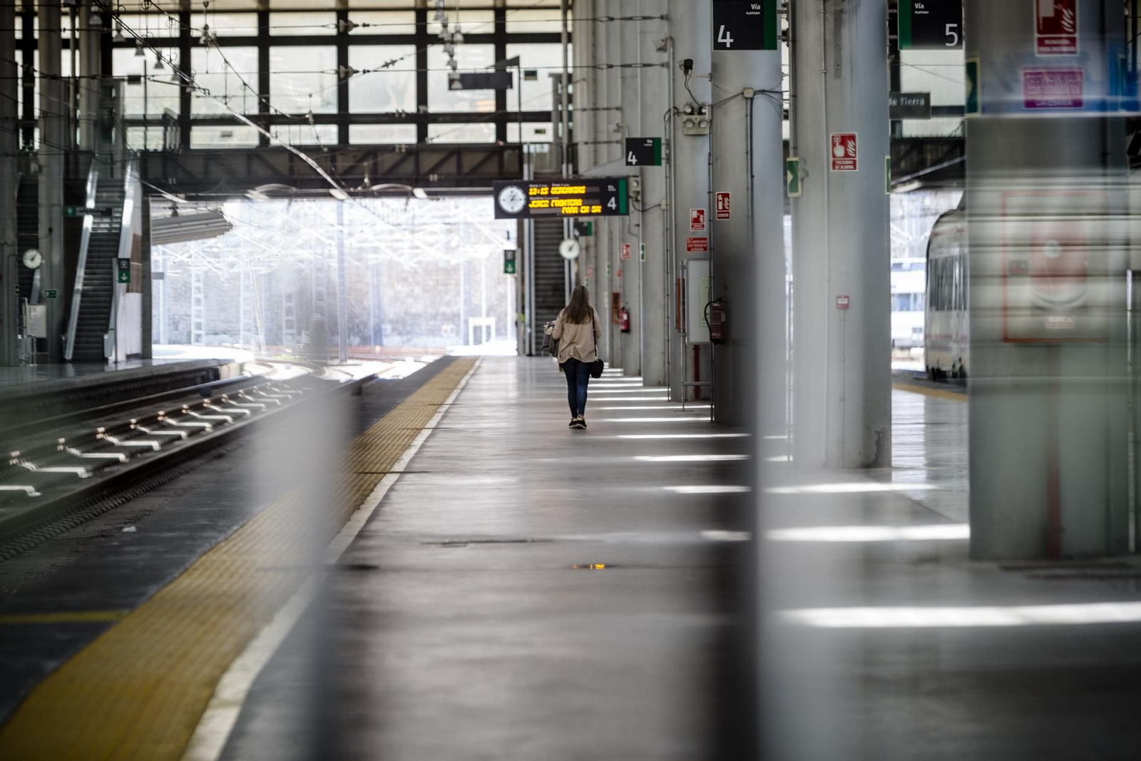 Una persona espera en un andén completamente vacío en la estación de Renfe