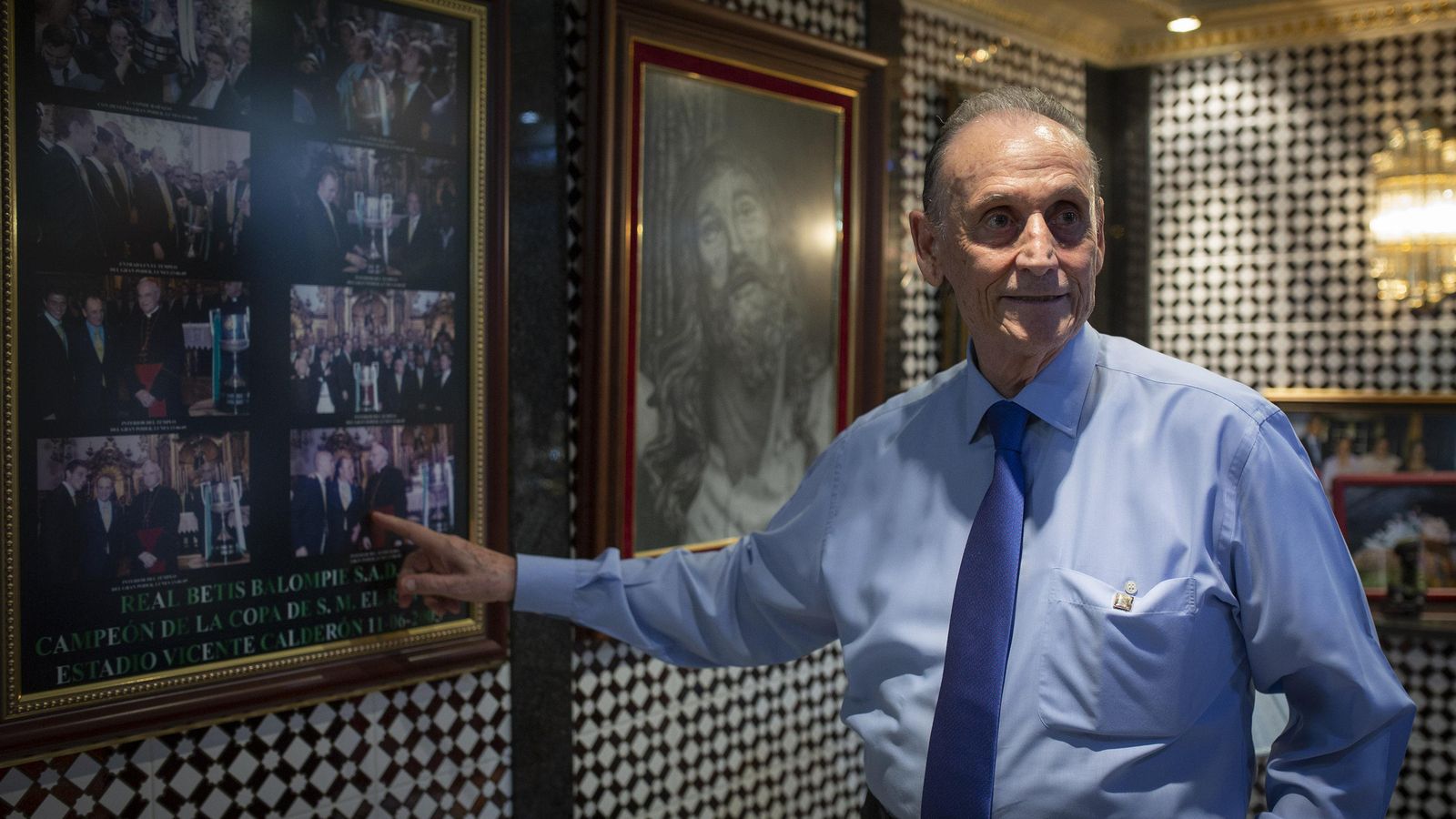 Lopera enseña las fotos de la ofrenda de la copa al Gran Poder