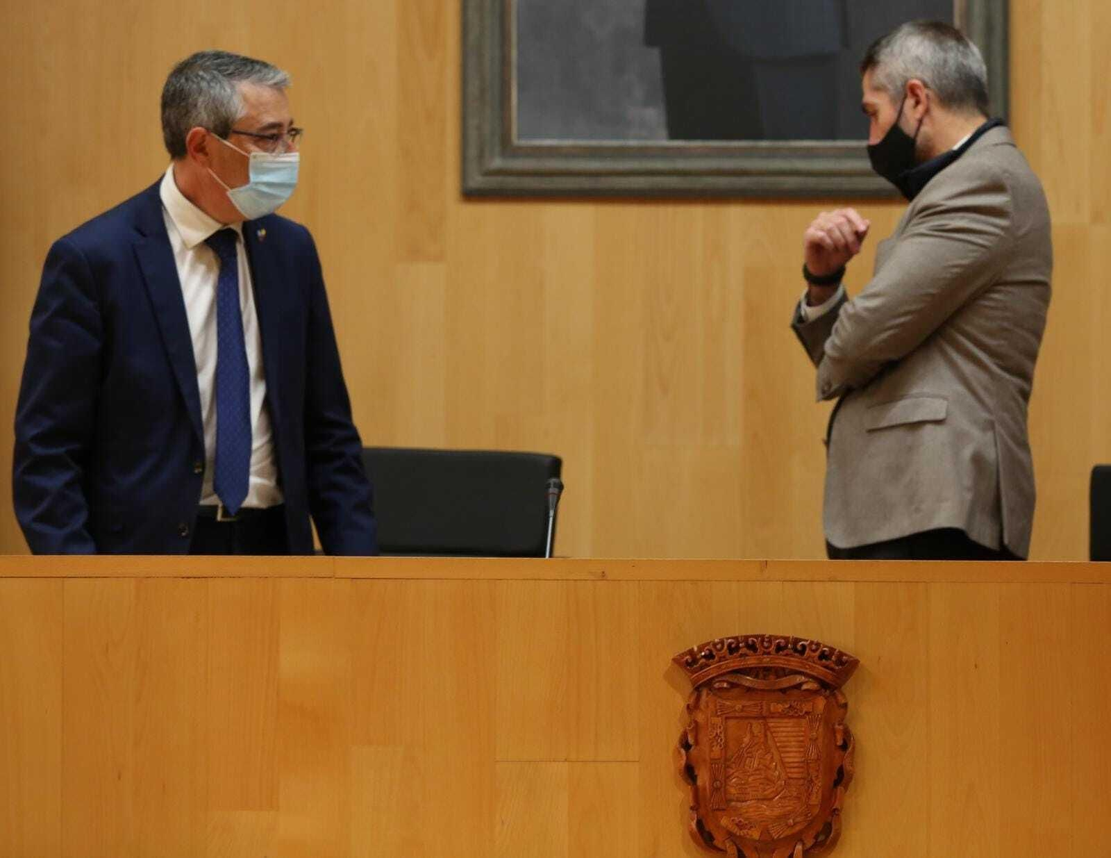 Francisco Salado y Juan Carlos Maldonado, este miércoles, en el pleno de Diputación.