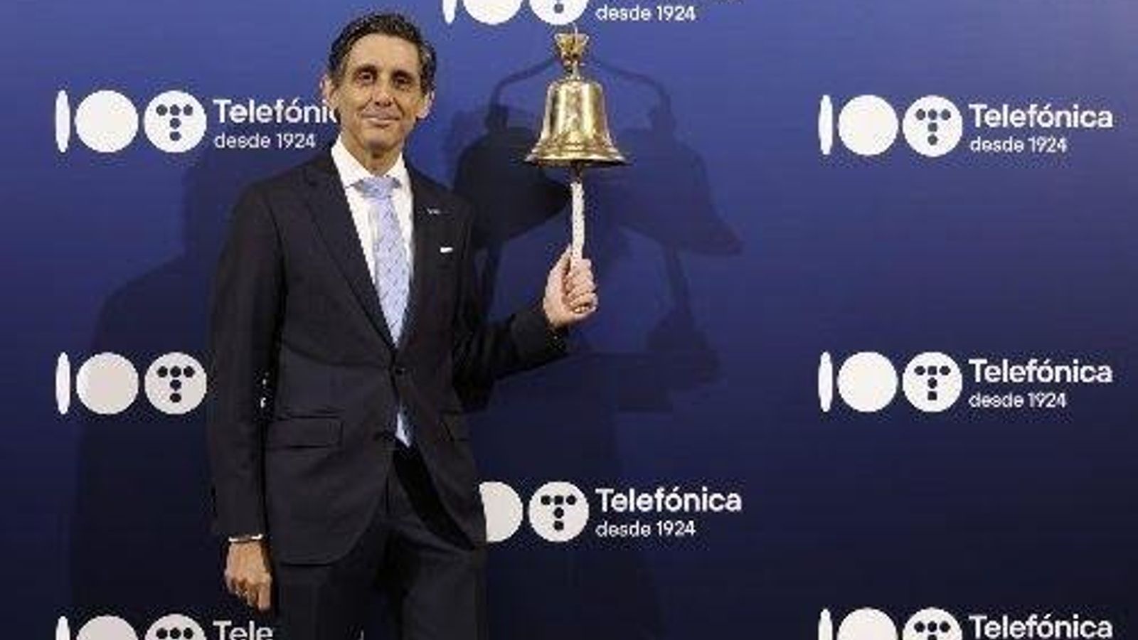 José María Álvarez Pallete toca la campana en la Bolsa de Madrid en conmemoración del centenario