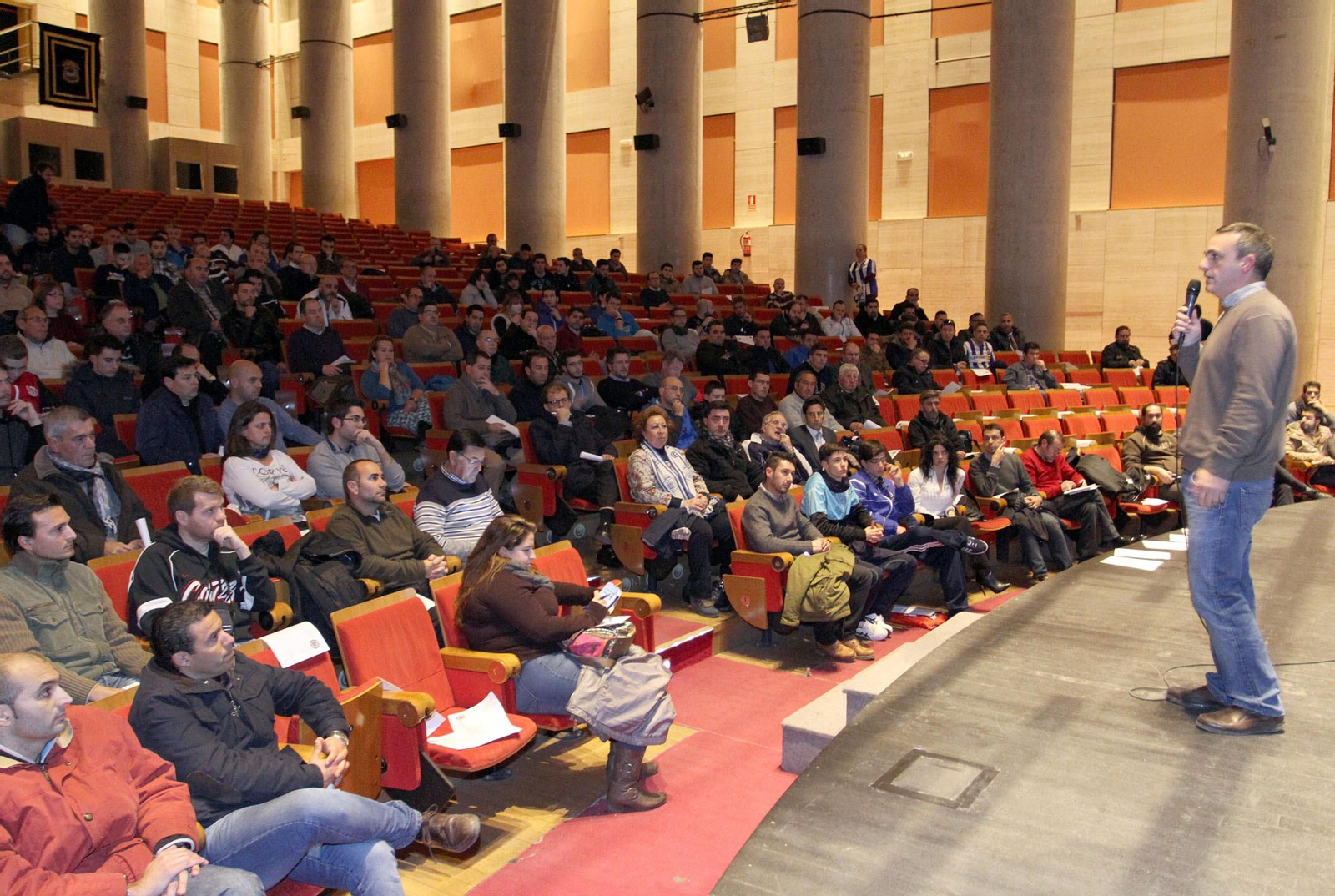 Narciso Rojas se dirige a los recreativistas reunidos en la asamblea fundacional del Trust.