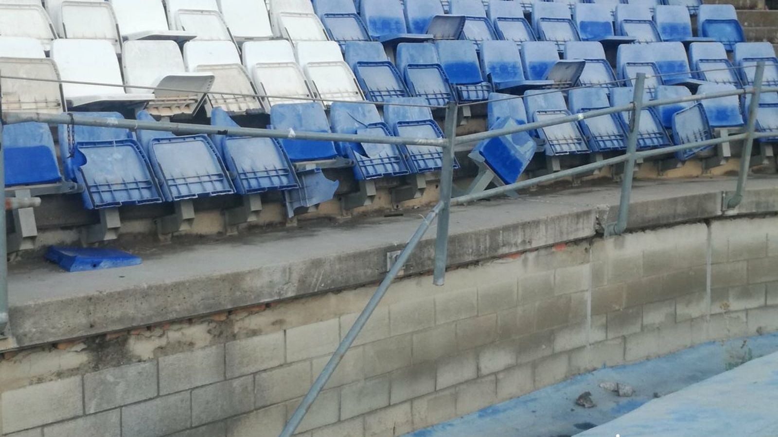Asientos rotos y una barandilla arrancada en la zona de la afición visitante.