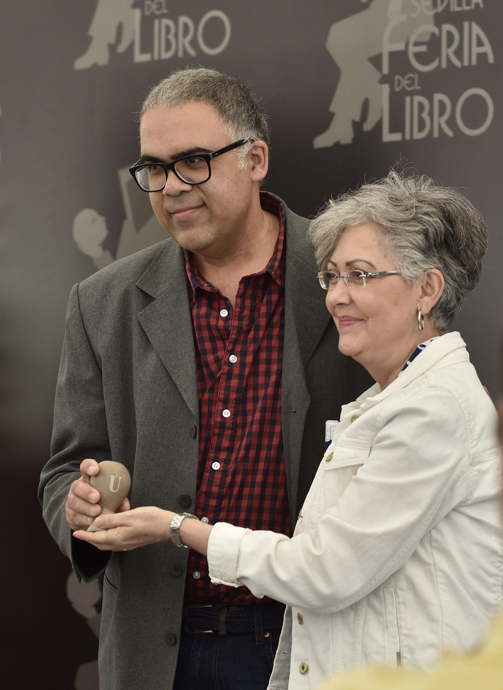Fran Nuño recibió en la Feria del Libro de Sevilla 2018 un premio.