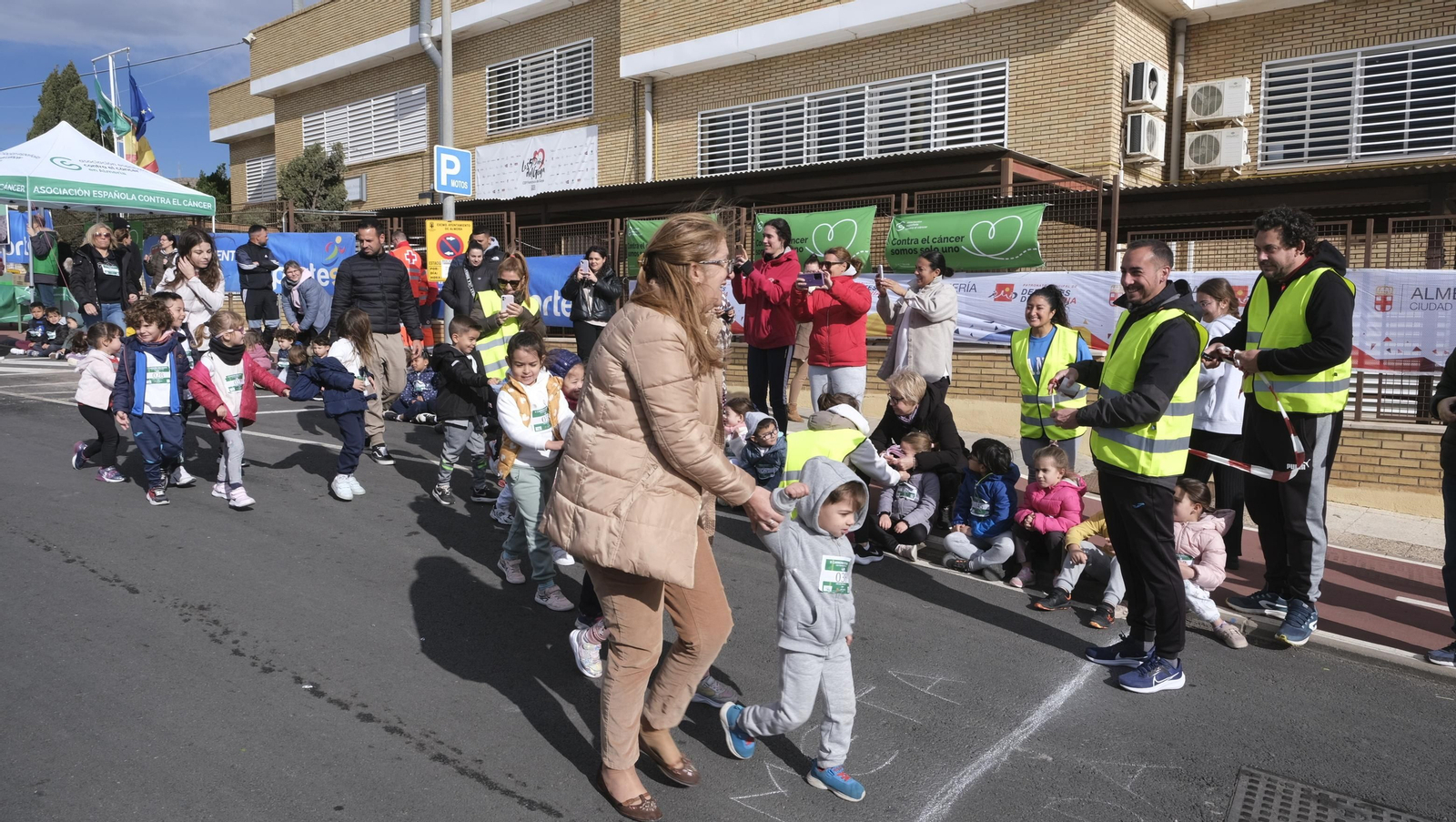 Imágenes de la carrera infantil contra el cáncer en el CEIP Francisco de Goya