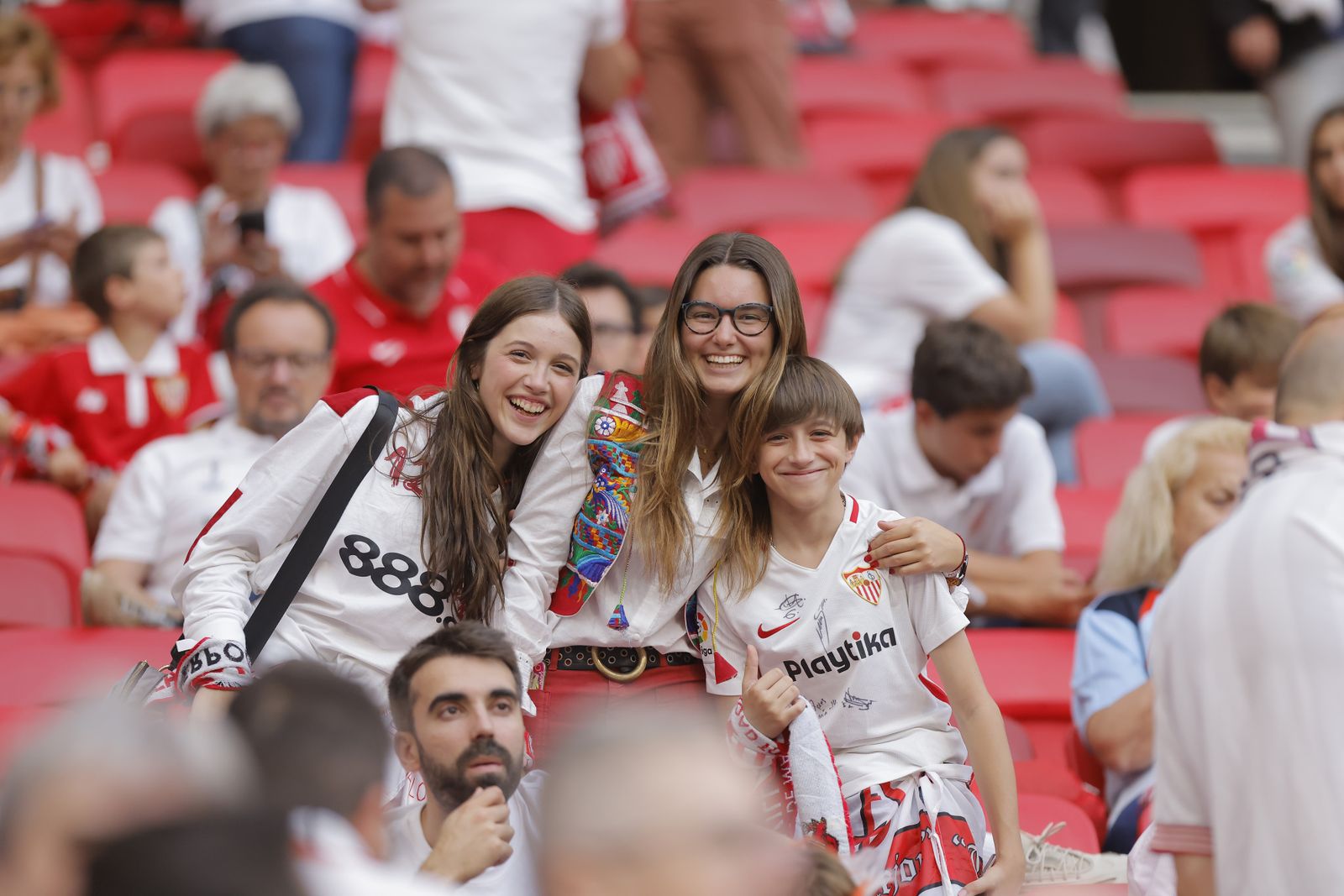 Búscate en las fotos del Sevilla-Roma