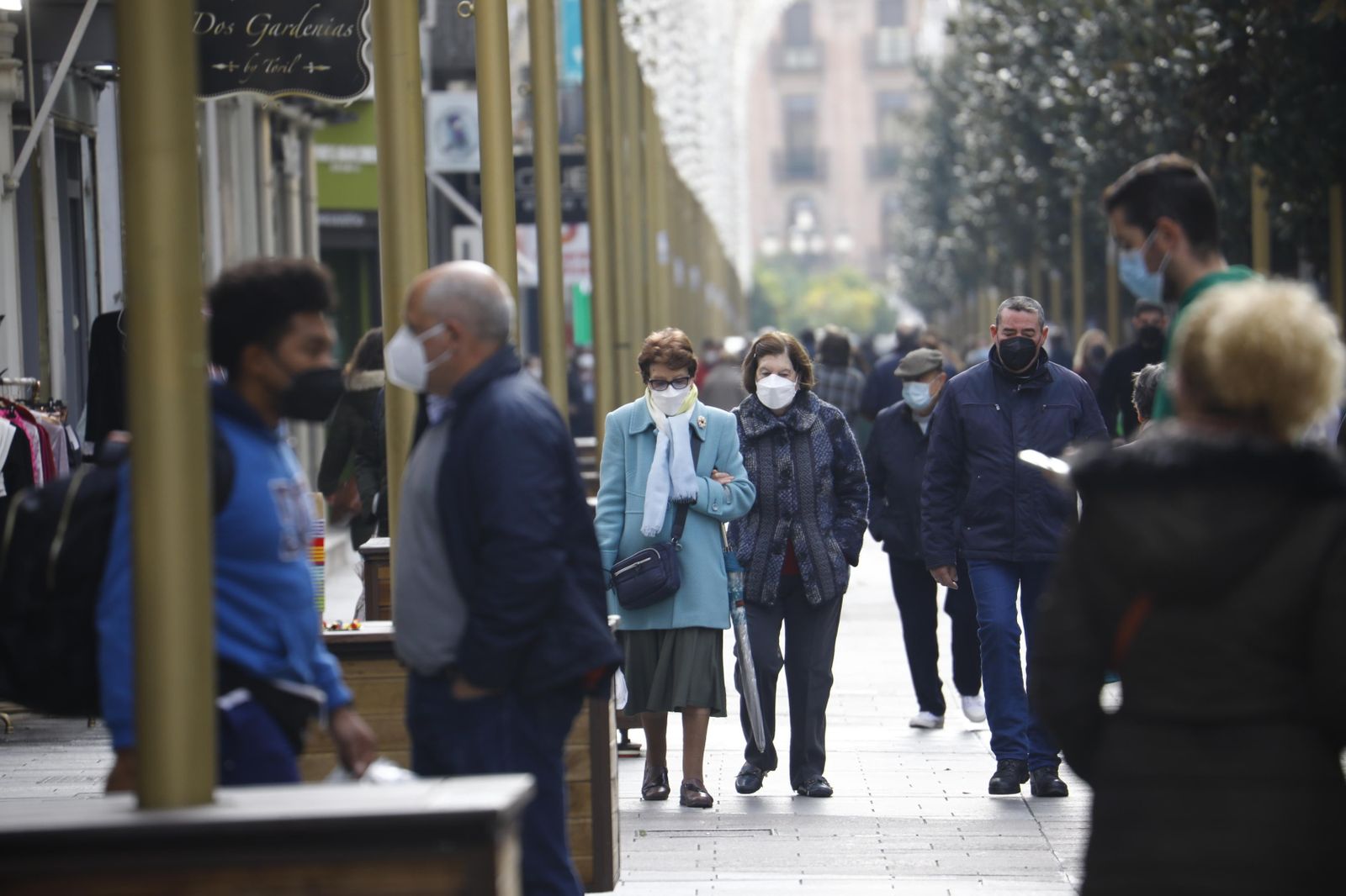 Varias personas caminan por la calle Cruz Conde de Córdoba.