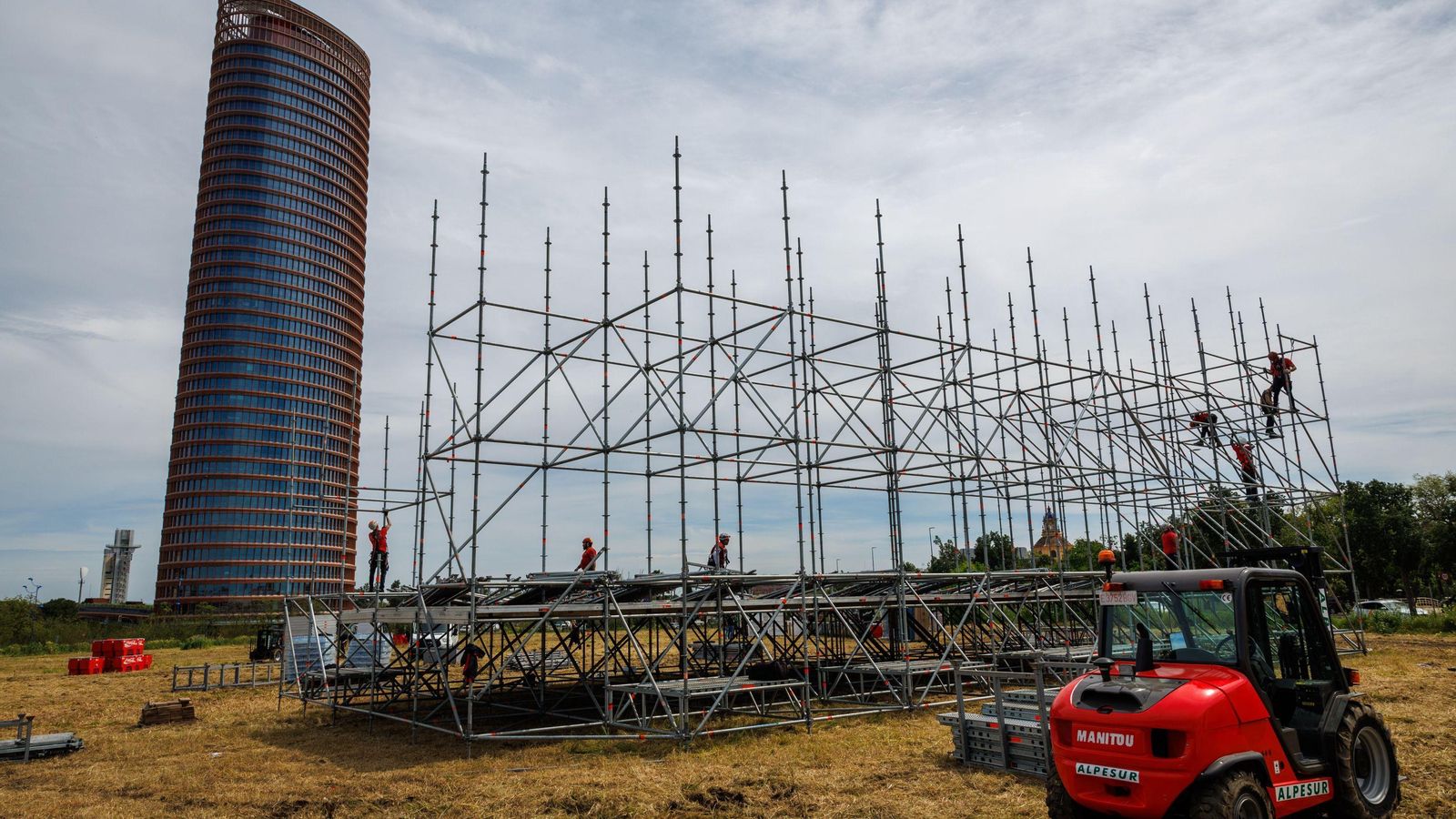 La 'fan zone' que se habilita junto a la Torre Sevilla para los seguidores del Athlétic.