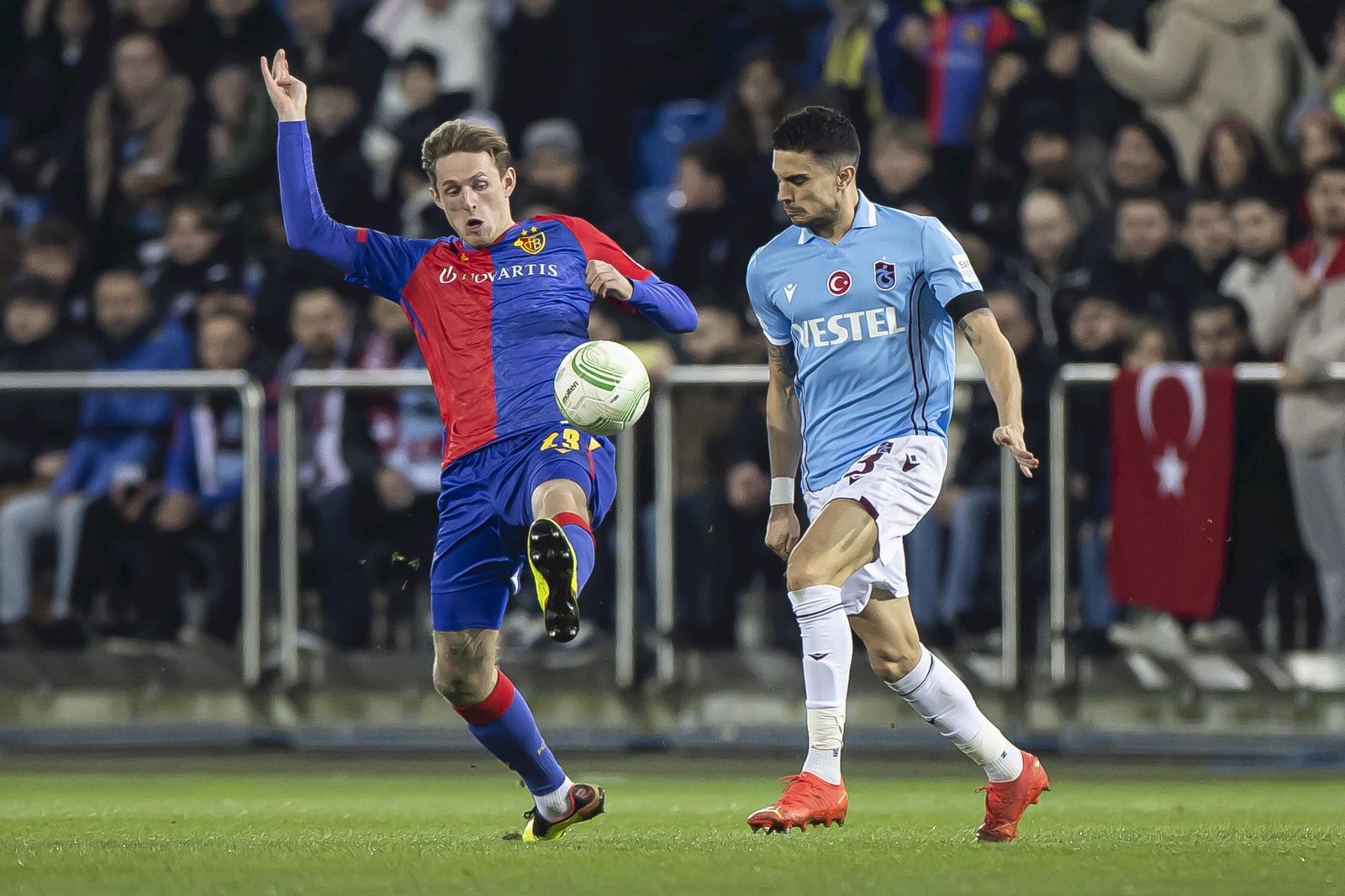 Bartra, en un partido del Trabzonspor ante el Basilea, de Conference League.