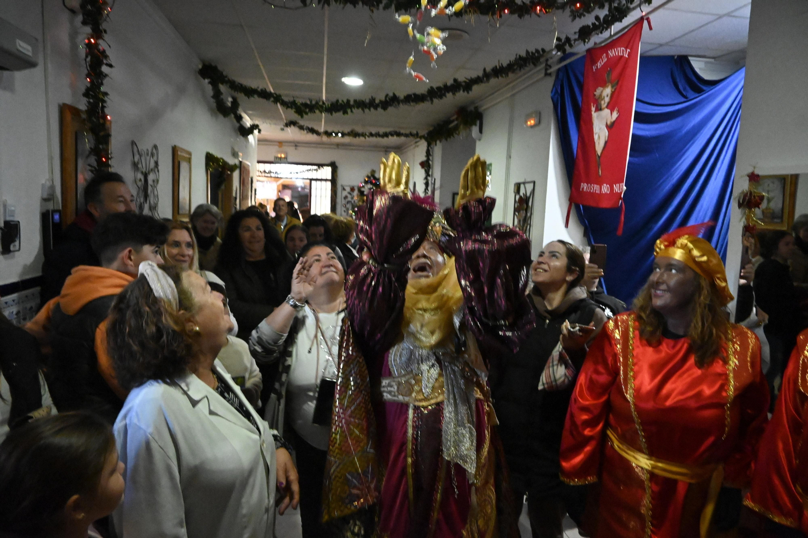 Visita de los Reyes Magos a los ancianos de los asilos de Huelva, en imágenes