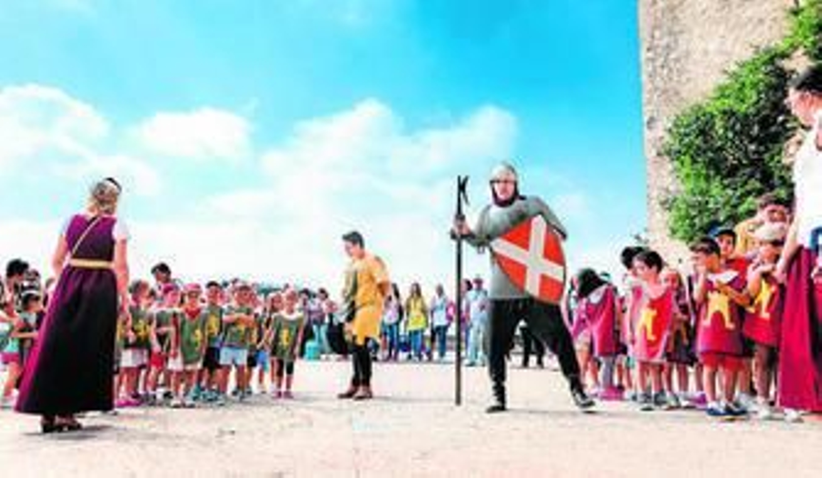 Un grupo de niños participa en una de las numerosas visitas que recibe el castillo de Almodóvar.