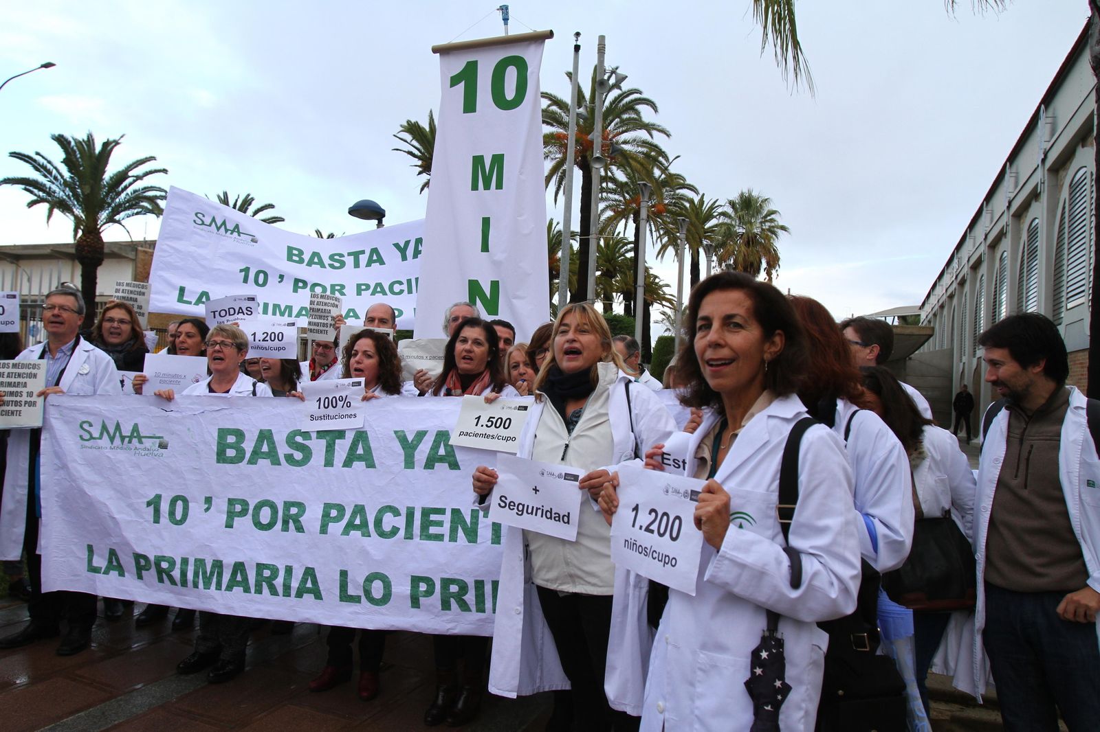 Médicos ante las Cocheras del Puerto.