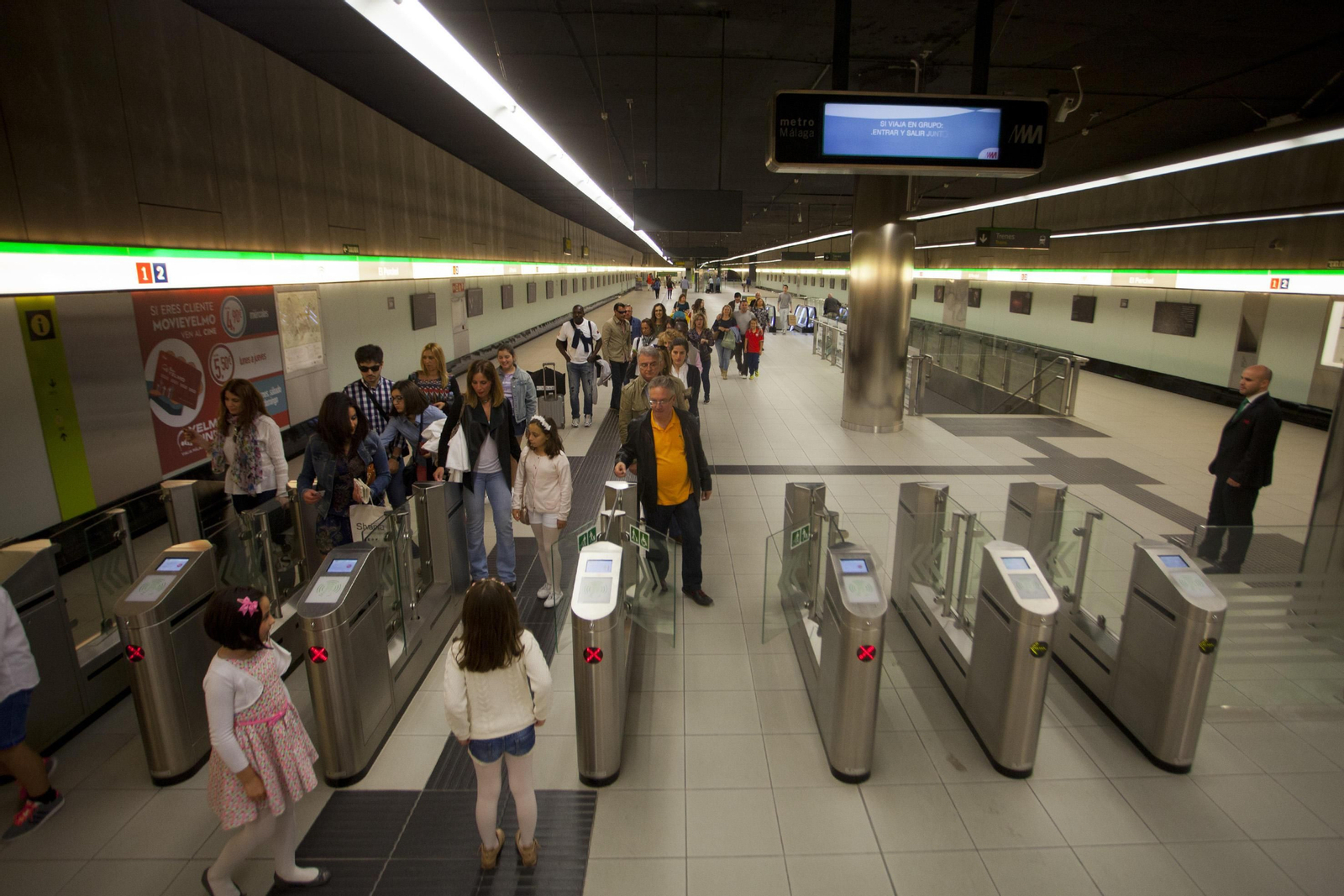 Un grupo de viajeros del Metro. Un grupo de viajeros del Metro.