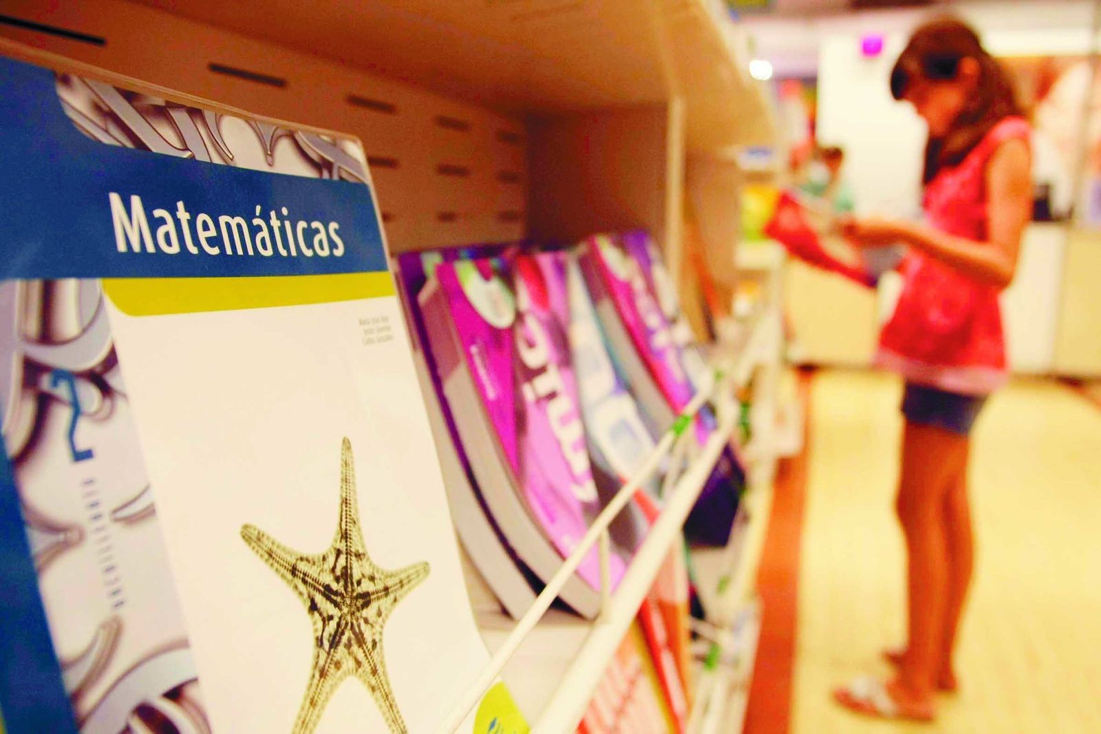 Los libros de texto comienzan a aparecer en las estanterías de las librerías y las grandes superficies.