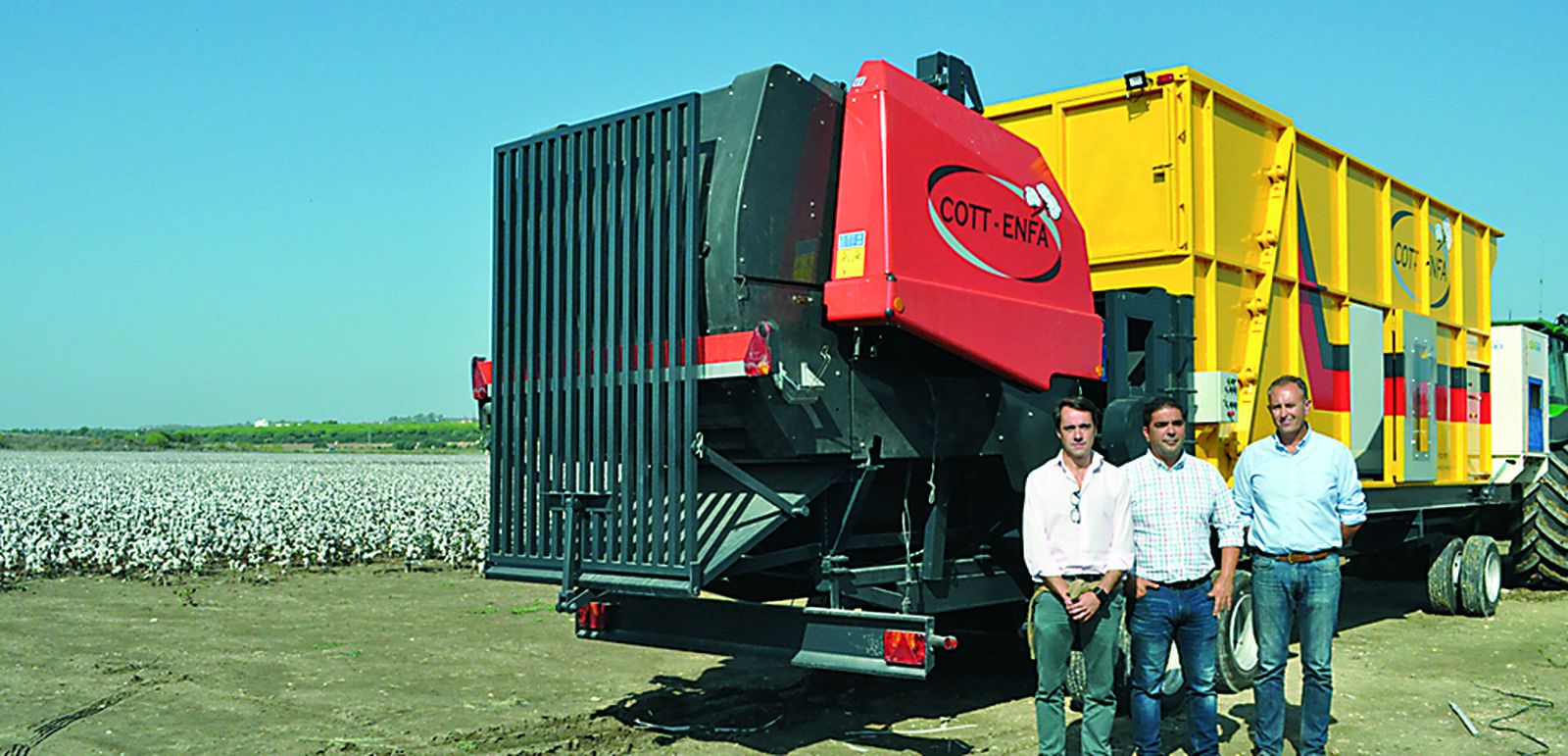 Luis Ramírez, Ivan Sánchez y David Ortega en la nueva máquina.