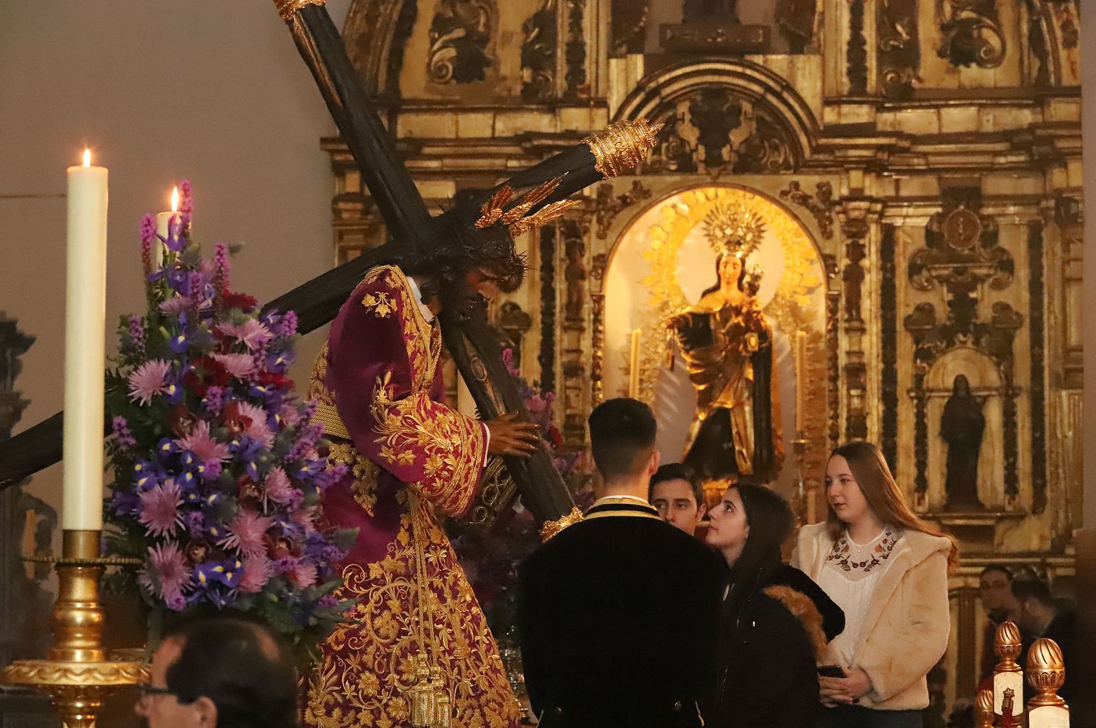 Imágenes de la bendición la la nueva túnica del Señor de Pasión y posterior besamanos