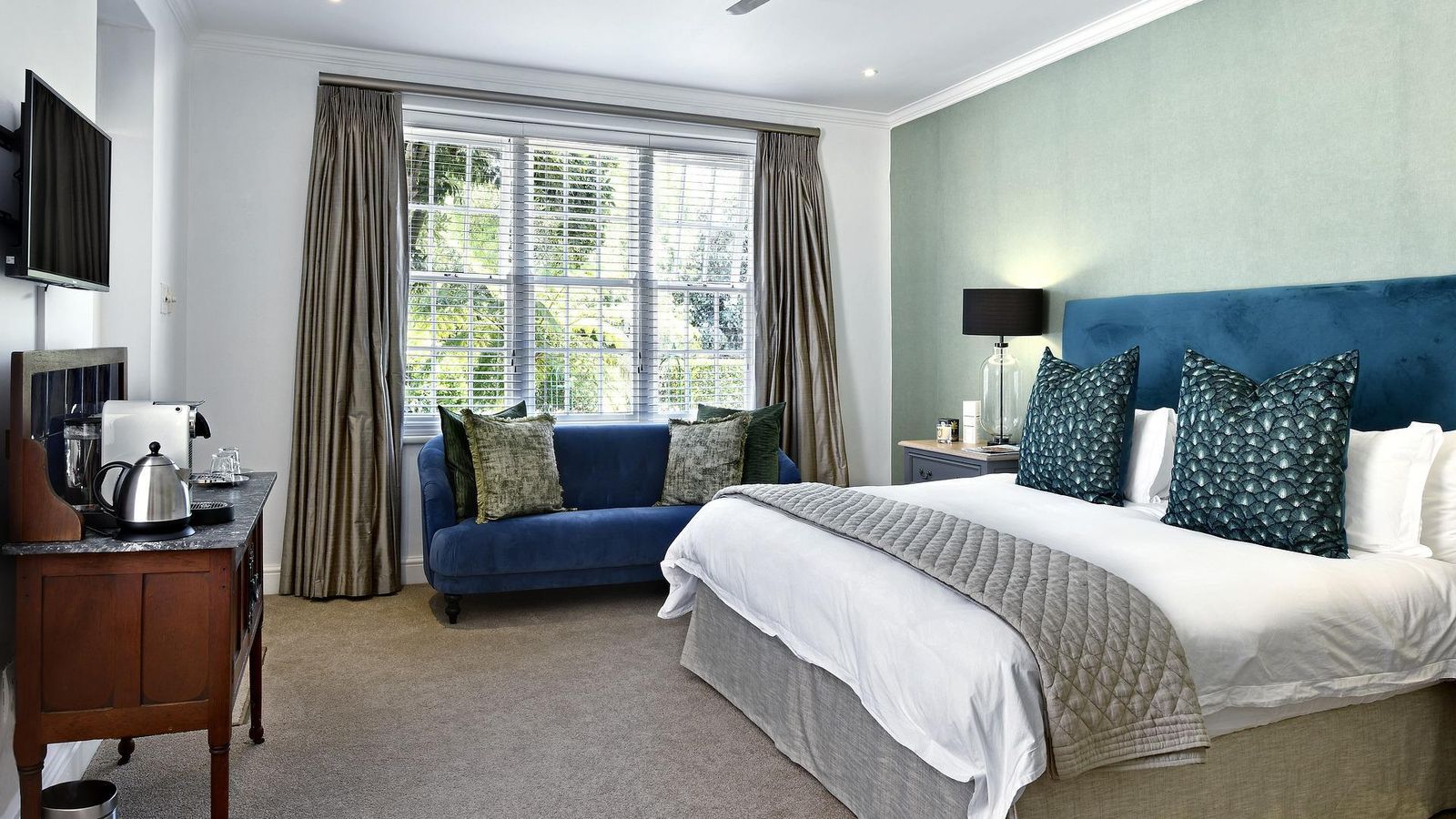 Dormitorio con ventanas cerradas para poner aire acondicionado