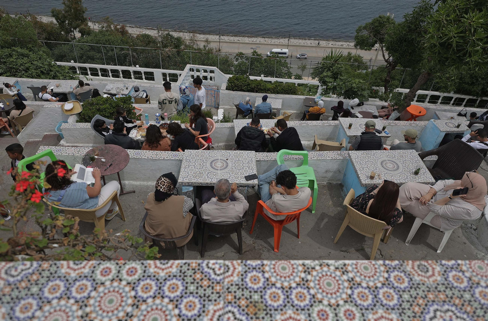 A escasos minutos andando por callejones blancos que se despeñan hacia el mar, el Café Hafa.