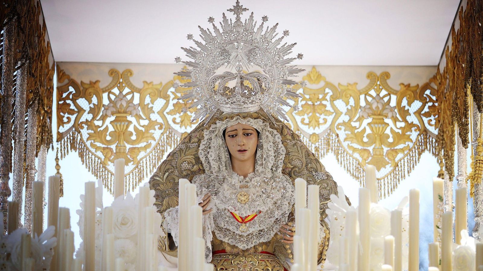 Nuestra Señora de la Paz bajo un palio blanco