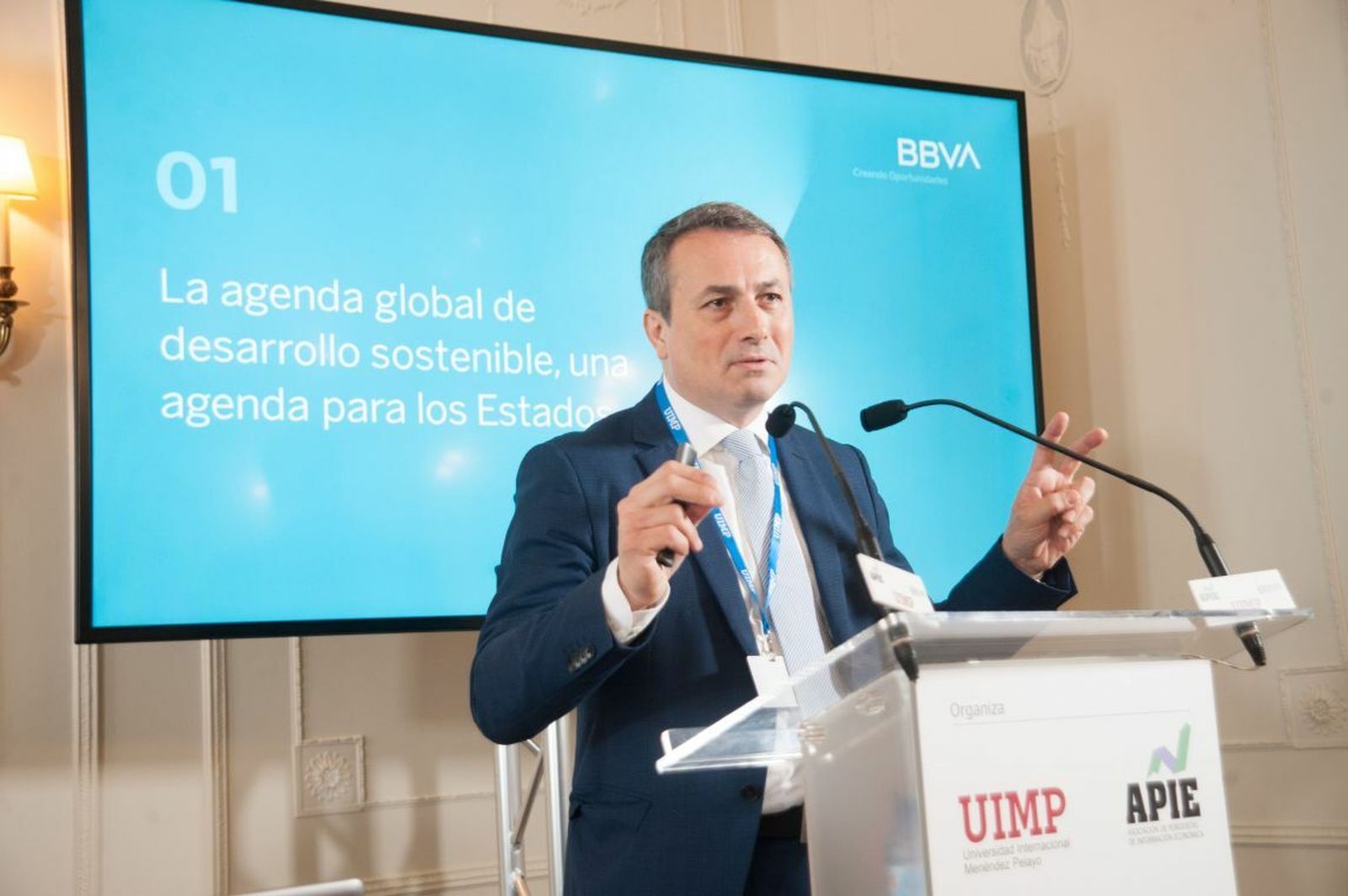 Antonio Ballabriga, Director Global de Negocio Responsable de BBVA, durante su intervención en el curso de economía organizado por la APIE en la UIMP.