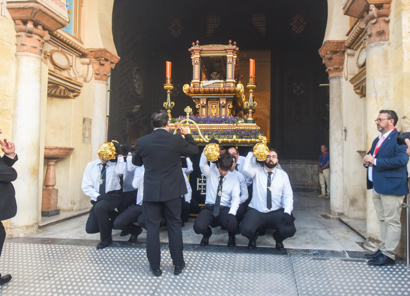 El traslado del Sepulcro de El Carpio tras el Magno Vía Crucis de Córdoba, en imágenes