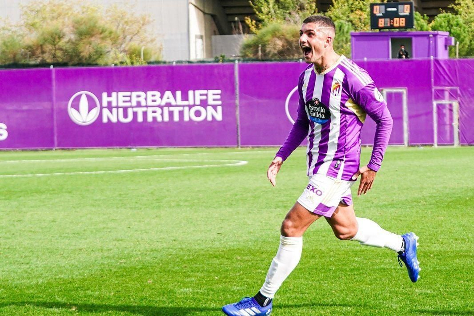 Fran Rivera celebra un gol en su etapa en el filial del Real Valladolid.