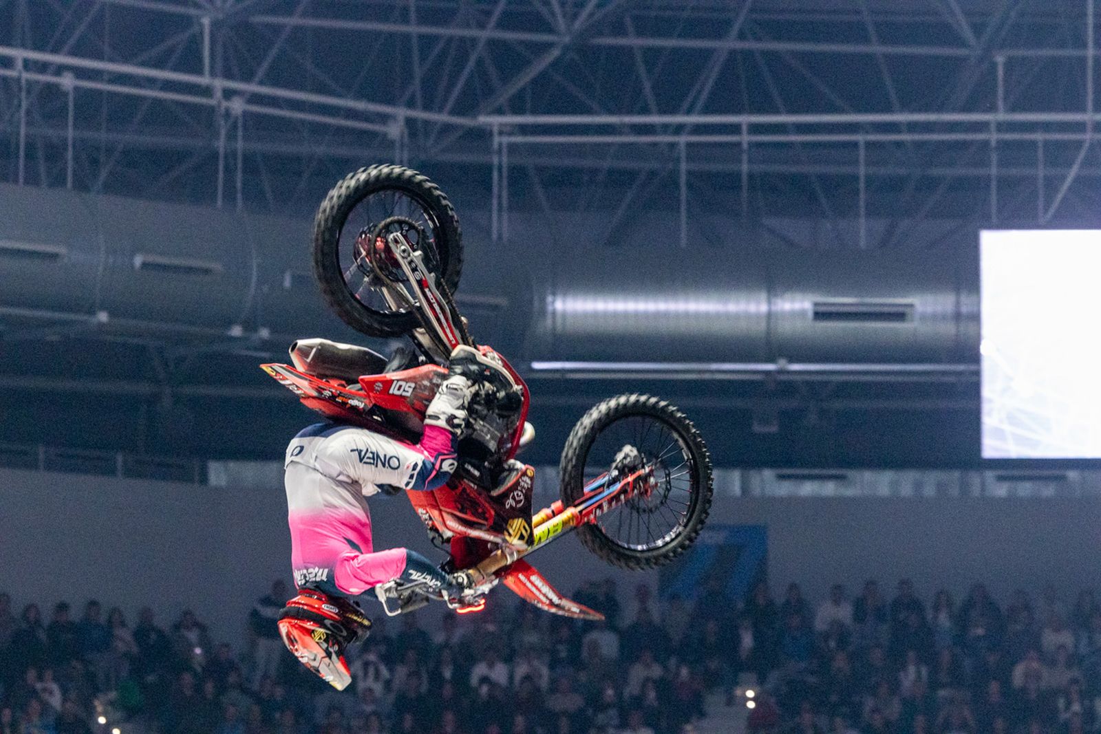 En imágenes: el Olivo Arena vibra con piruetas y motor en estado puro en el Soloflow Freestyle (2)