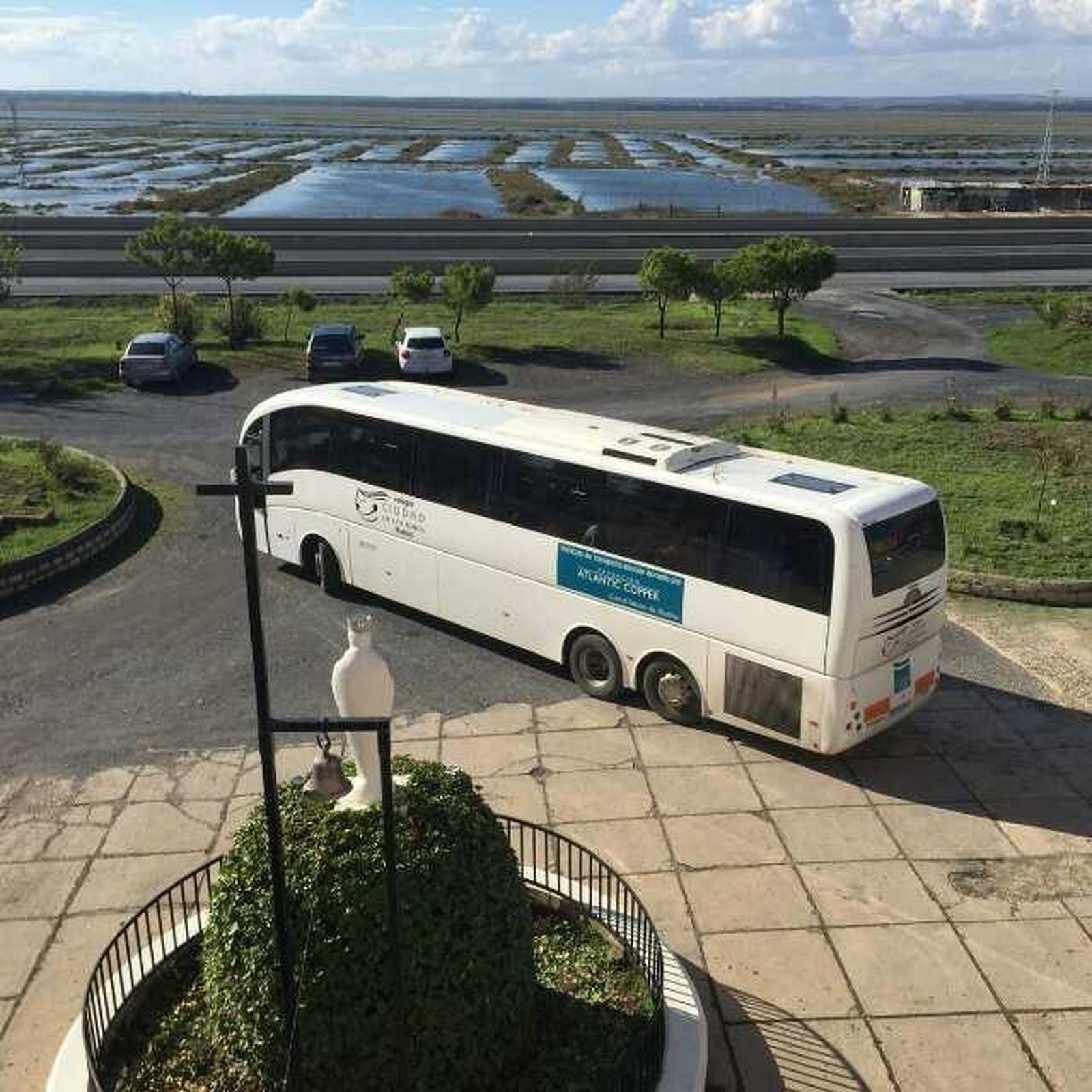 Imagen del autobús donado por la Fundación Atlantic Copper a la Ciudad de los Niños de Huelva.
