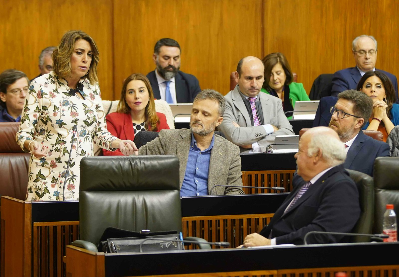 La bancada socialista, seria y afligida, escucha la intervención de la secretaria general del PSOE andaluz Susana Díaz.