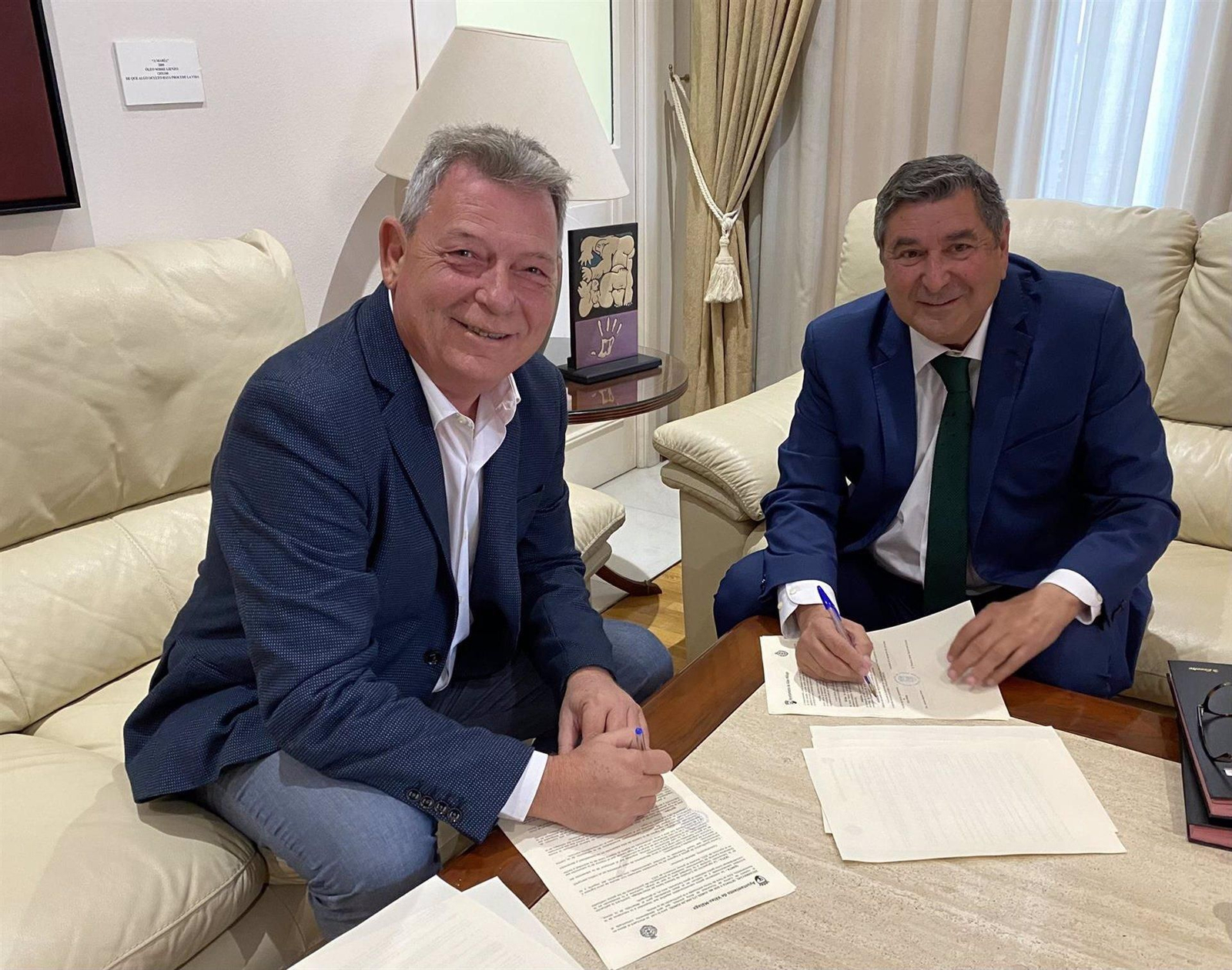 El alcalde de Vélez y el presidente de la Agrupación de Cofradías de Semana Santa.