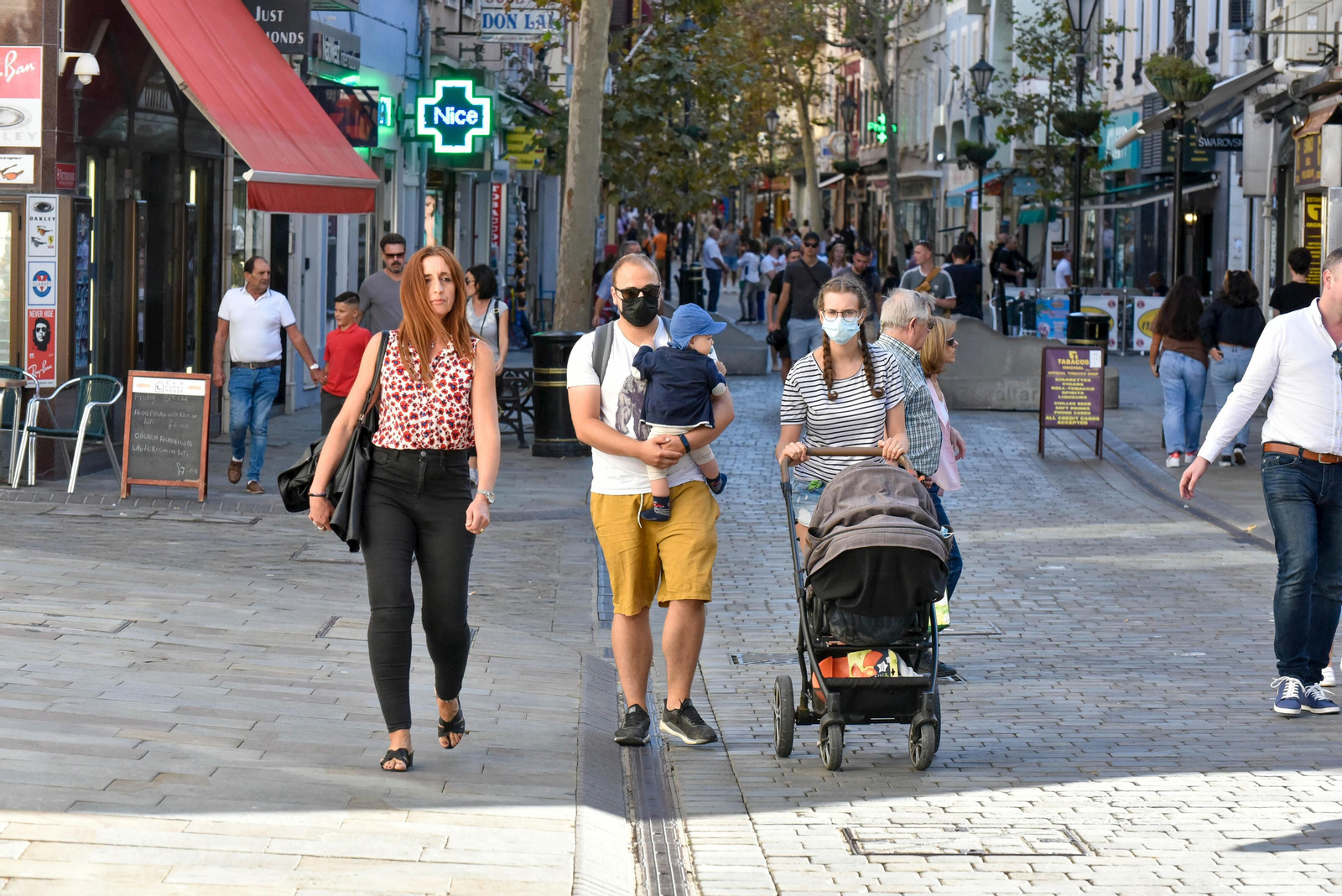 Personas con mascarilla y sin ella por el centro de Gibraltar.
