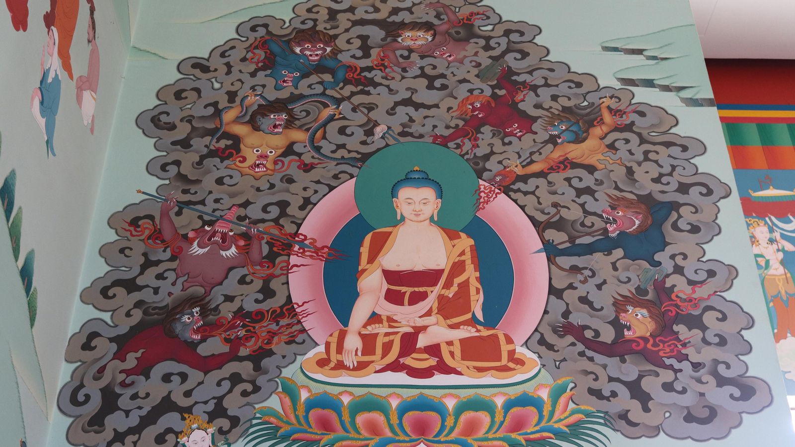 Siddharta lucha con sus demonios en una representación del interior de la estupa de Benalmádena.. Siddharta lucha con sus demonios en una representación del interior de la estupa de Benalmádena..