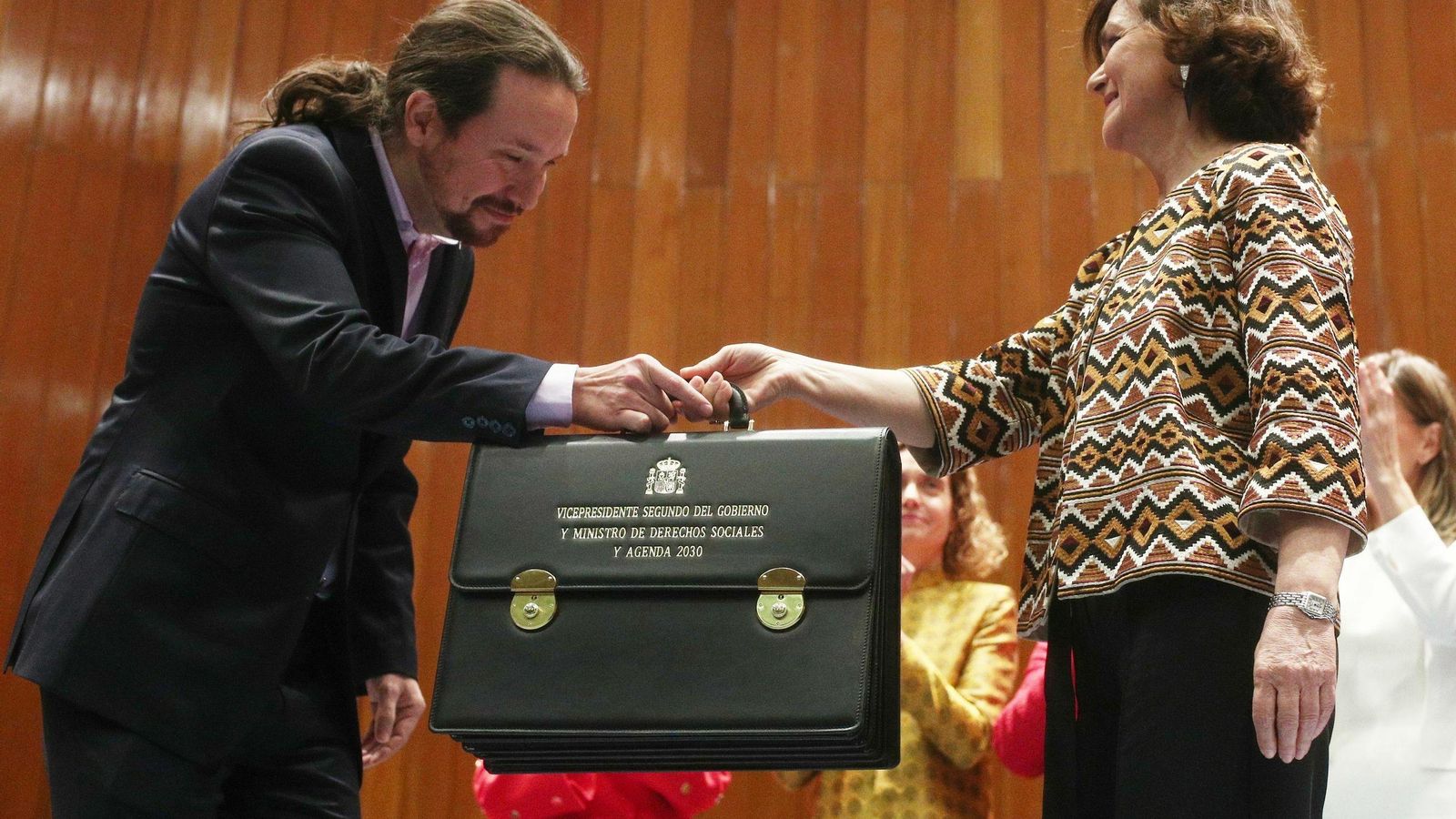 Iglesias recibe de Carmen Calvo su cartera como vicepresidente