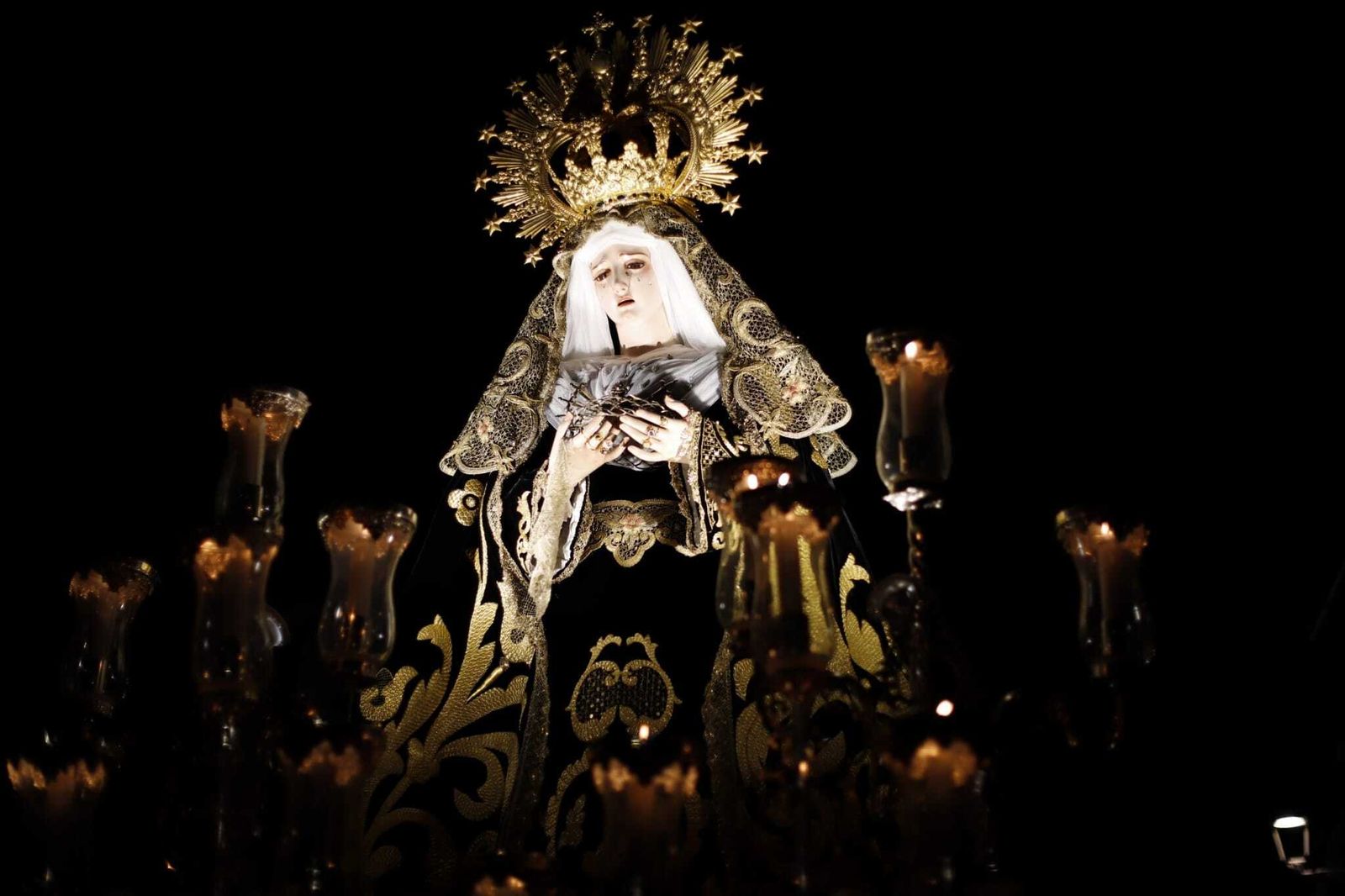 Viernes santo en Villanueva de Córdoba: la procesión de la Soledad en imágenes