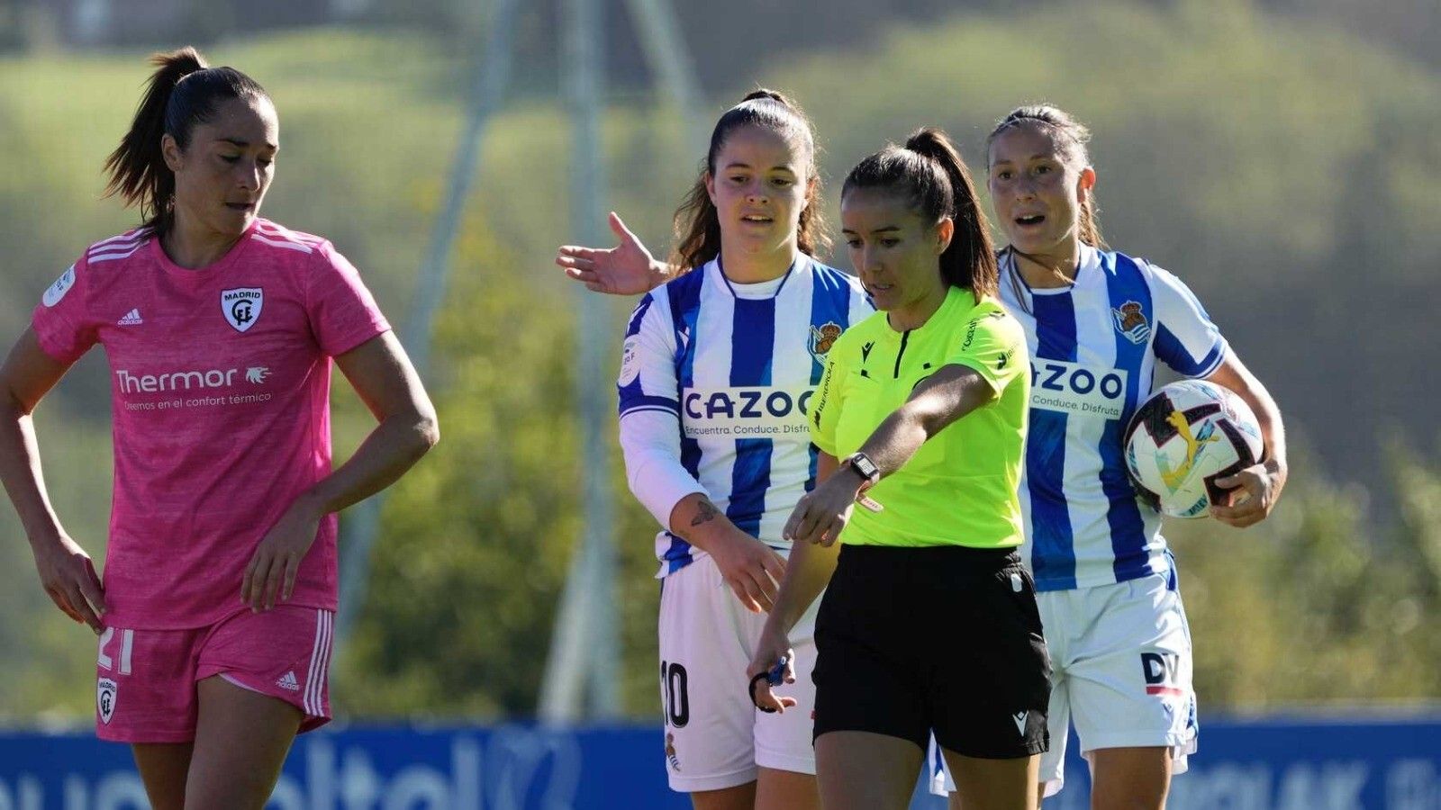 La árbitra Patricia Luna durante un partido de la Liga F.