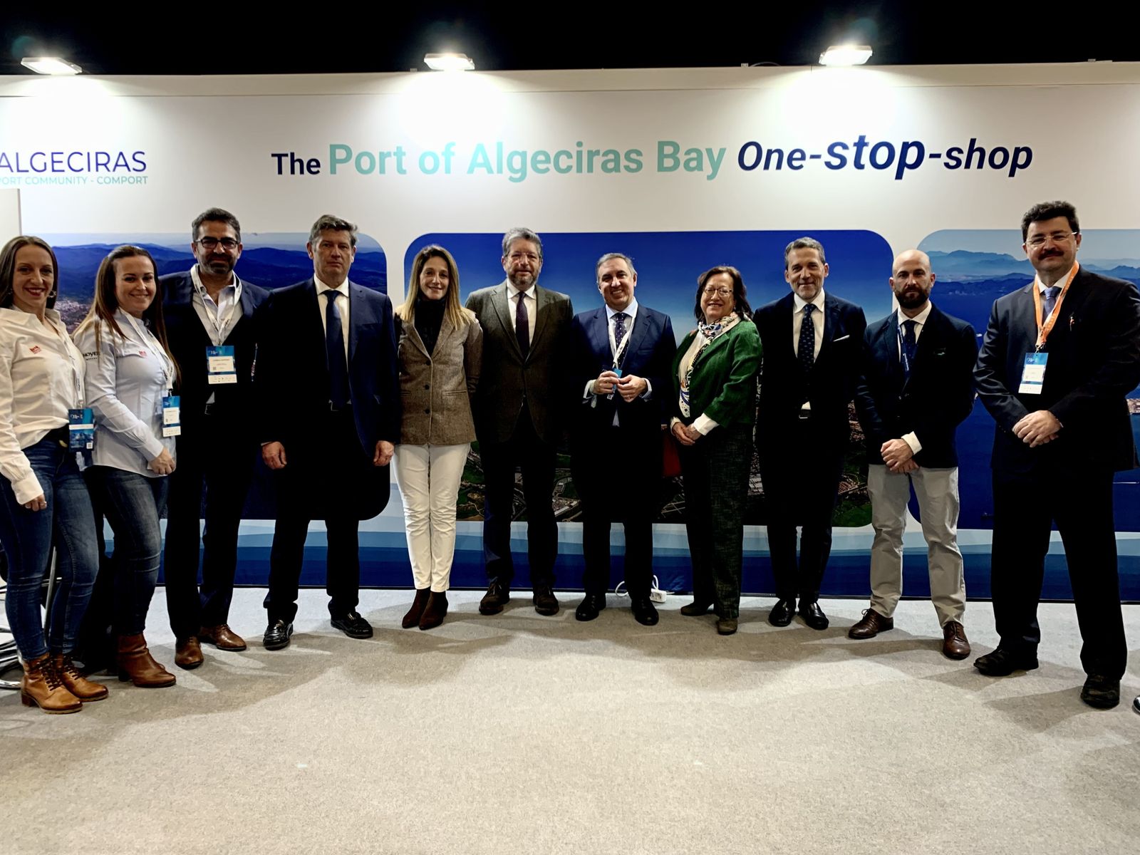 Visita del embajador de España en Noruega al stand del Puerto en Norshipping.