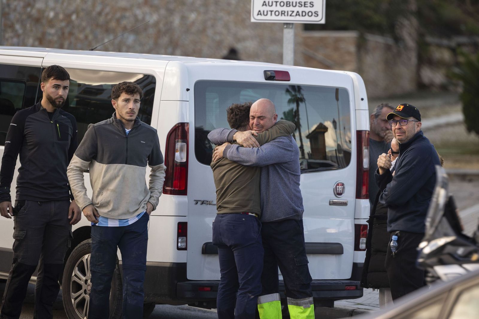 Allegados de las víctimas, este lunes, en Alhaurín el Grande.