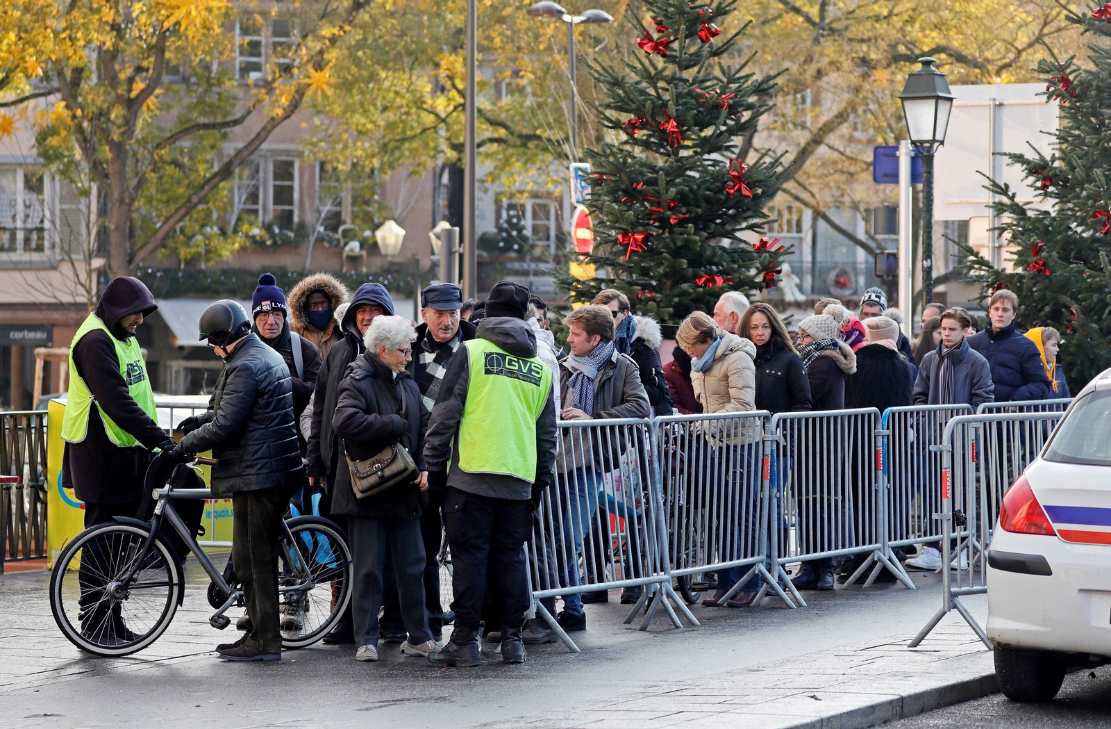Agentes de seguridad realizan un control en un puente en Estrasburgo.