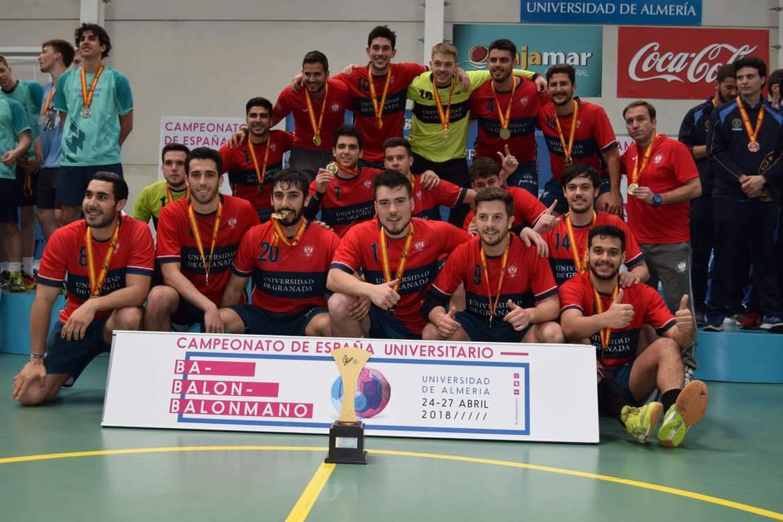 El equipo de la Universidad de Granada posa con el título nacional.