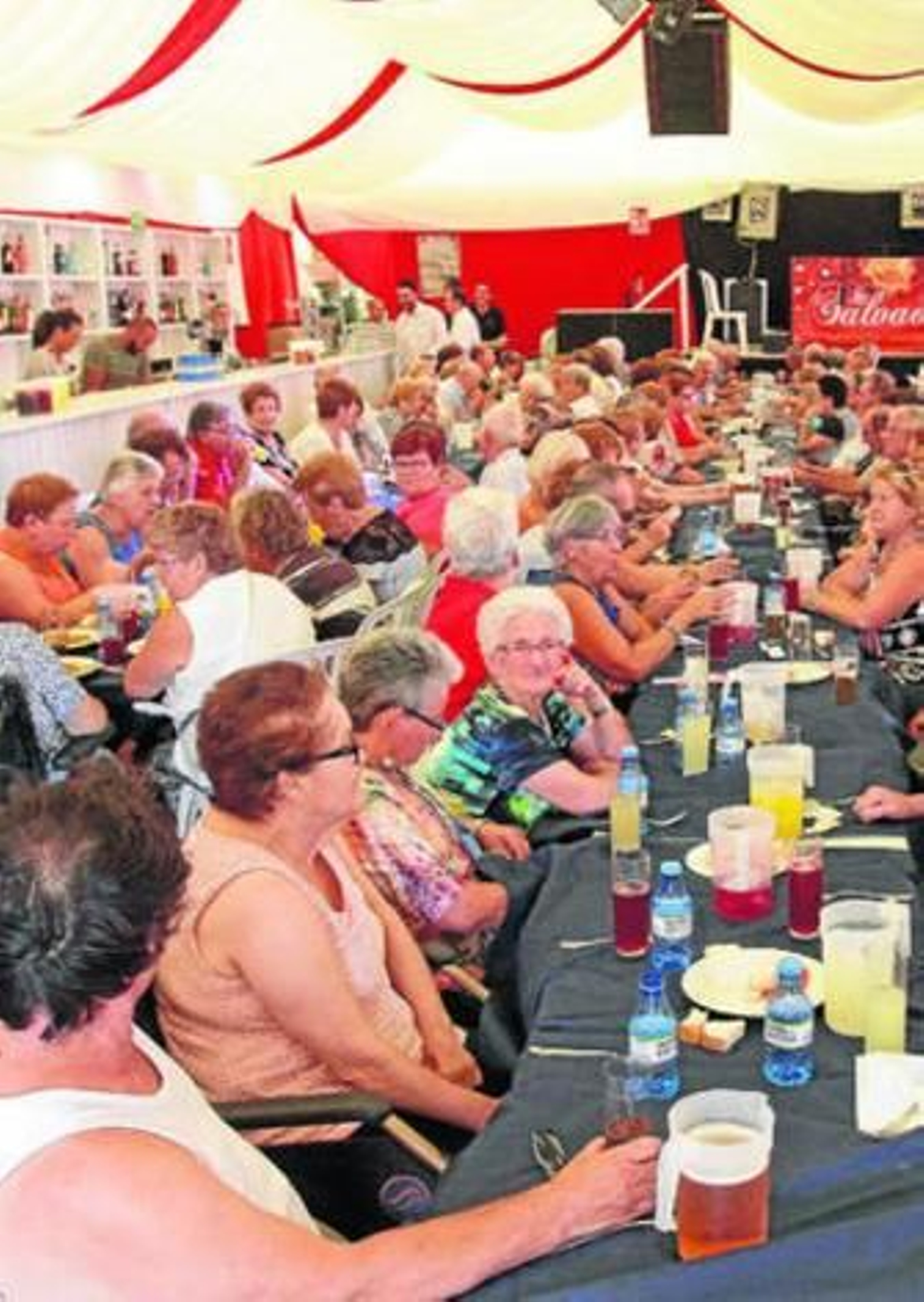 Un grupo de mujeres espera el comienzo del almuerzo para mayores, ayer en la caseta municipal.