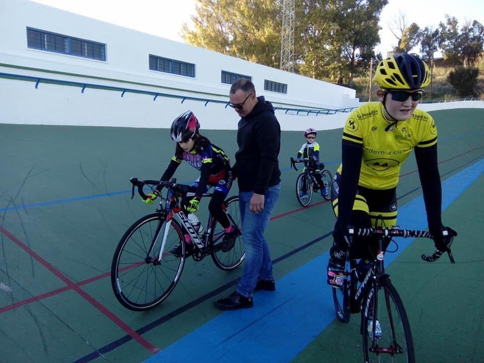 El campeón olímpico chiclanero durante las pruebas preparatorias con jóvenes ciclistas.