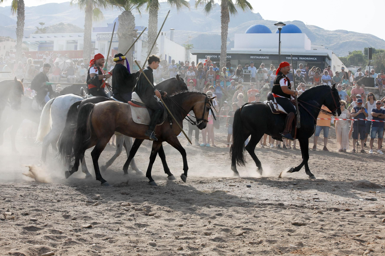 La carrera de cintas y la exhibición de caballos de los Moros y Cristianos de Mojácar, en imágenes